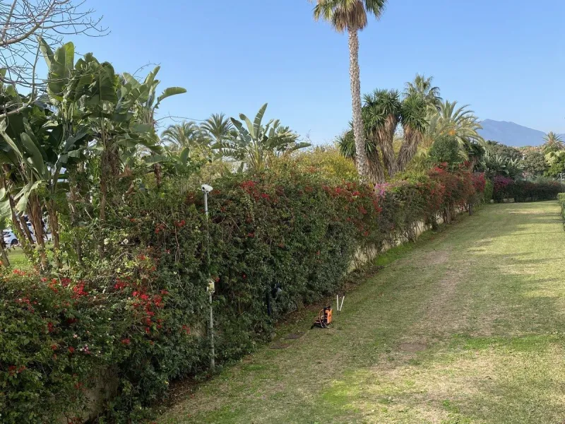 We present a stylish 2.5 Bed/2 Bath Modern Renovated Apartment in Playas Rocío, Puerto Banús (Beachfront Development) for Sale with Private Underground Parking Included in the price! €825,000.