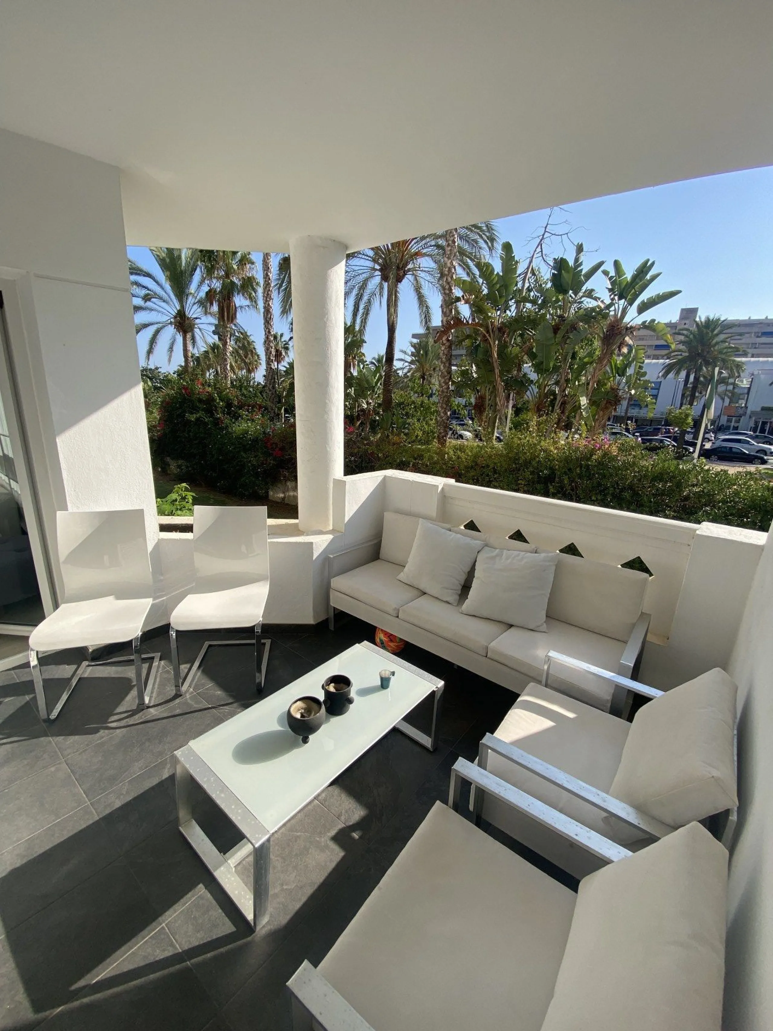We present a stylish 2.5 Bed/2 Bath Modern Renovated Apartment in Playas Rocío, Puerto Banús (Beachfront Development) for Sale with Private Underground Parking Included in the price! €825,000.