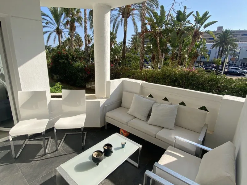 We present a stylish 2.5 Bed/2 Bath Modern Renovated Apartment in Playas Rocío, Puerto Banús (Beachfront Development) for Sale with Private Underground Parking Included in the price! €825,000.