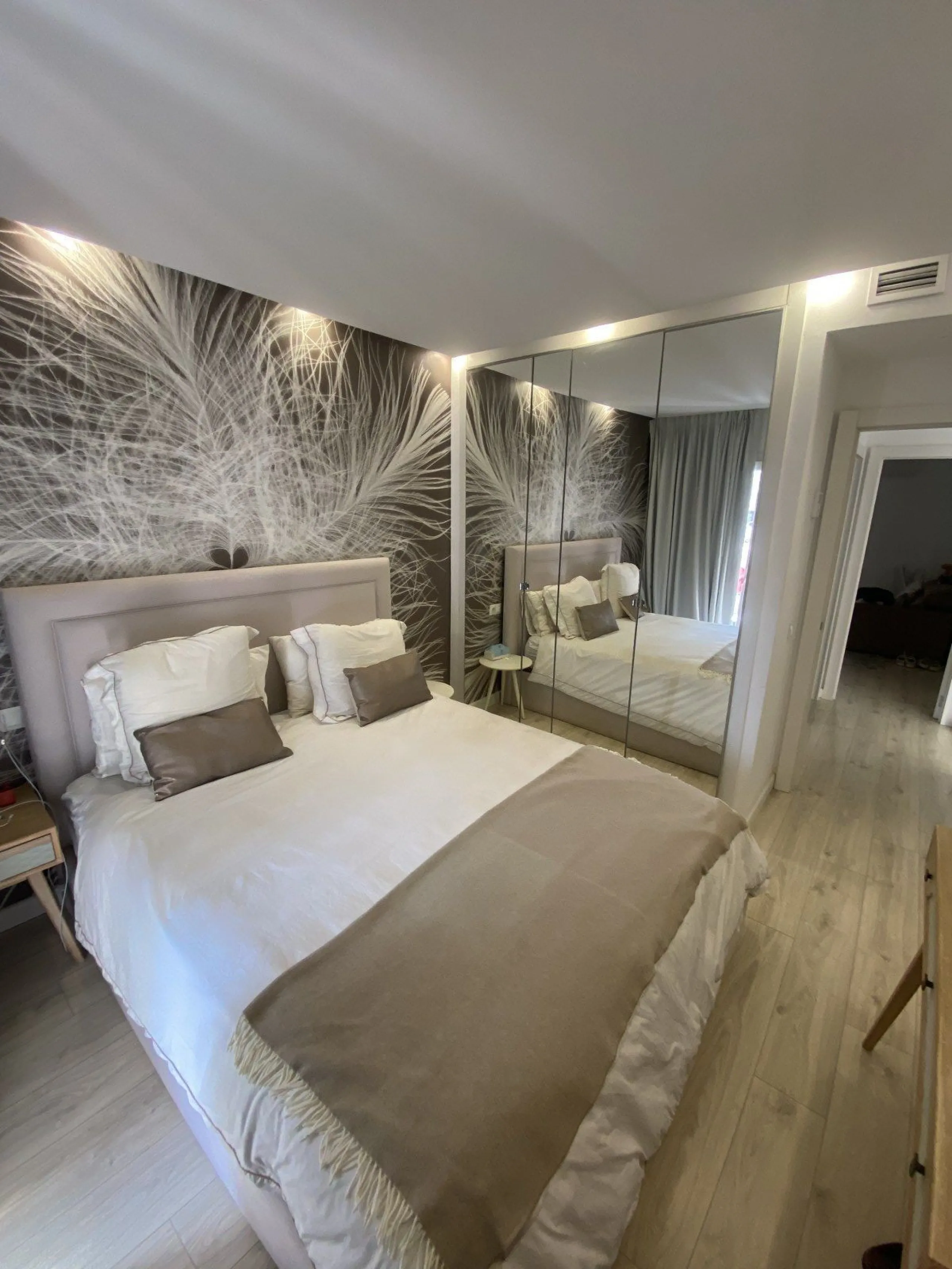 We present a stylish 2.5 Bed/2 Bath Modern Renovated Apartment in Playas Rocío, Puerto Banús (Beachfront Development) for Sale with Private Underground Parking Included in the price! €825,000.