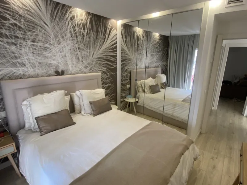 We present a stylish 2.5 Bed/2 Bath Modern Renovated Apartment in Playas Rocío, Puerto Banús (Beachfront Development) for Sale with Private Underground Parking Included in the price! €825,000.