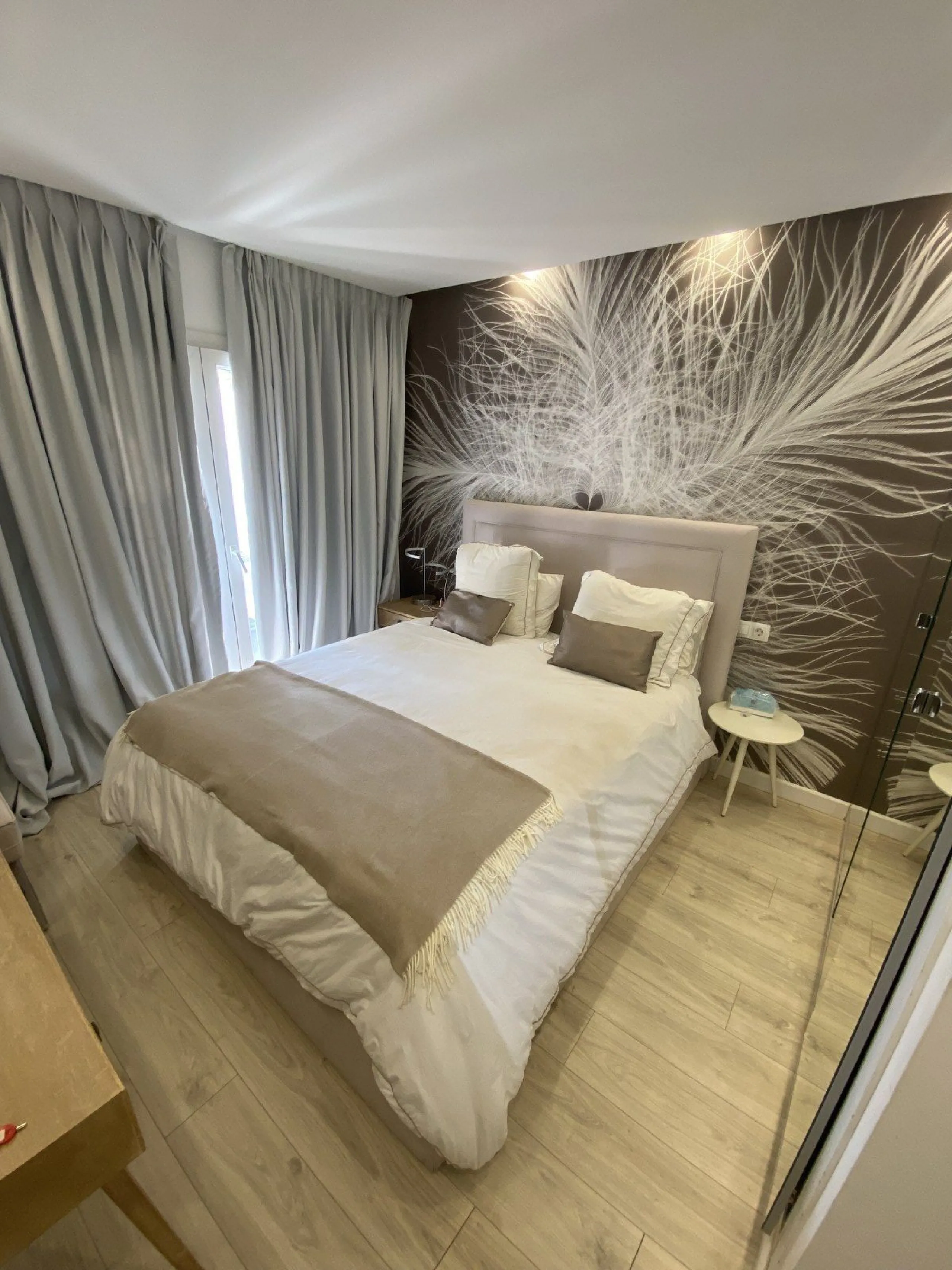 We present a stylish 2.5 Bed/2 Bath Modern Renovated Apartment in Playas Rocío, Puerto Banús (Beachfront Development) for Sale with Private Underground Parking Included in the price! €825,000.