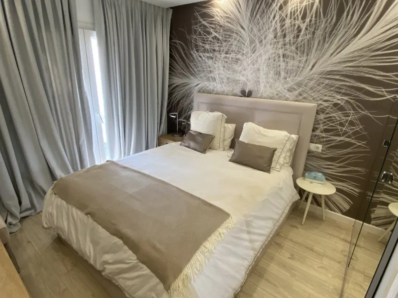 We present a stylish 2.5 Bed/2 Bath Modern Renovated Apartment in Playas Rocío, Puerto Banús (Beachfront Development) for Sale with Private Underground Parking Included in the price! €825,000.