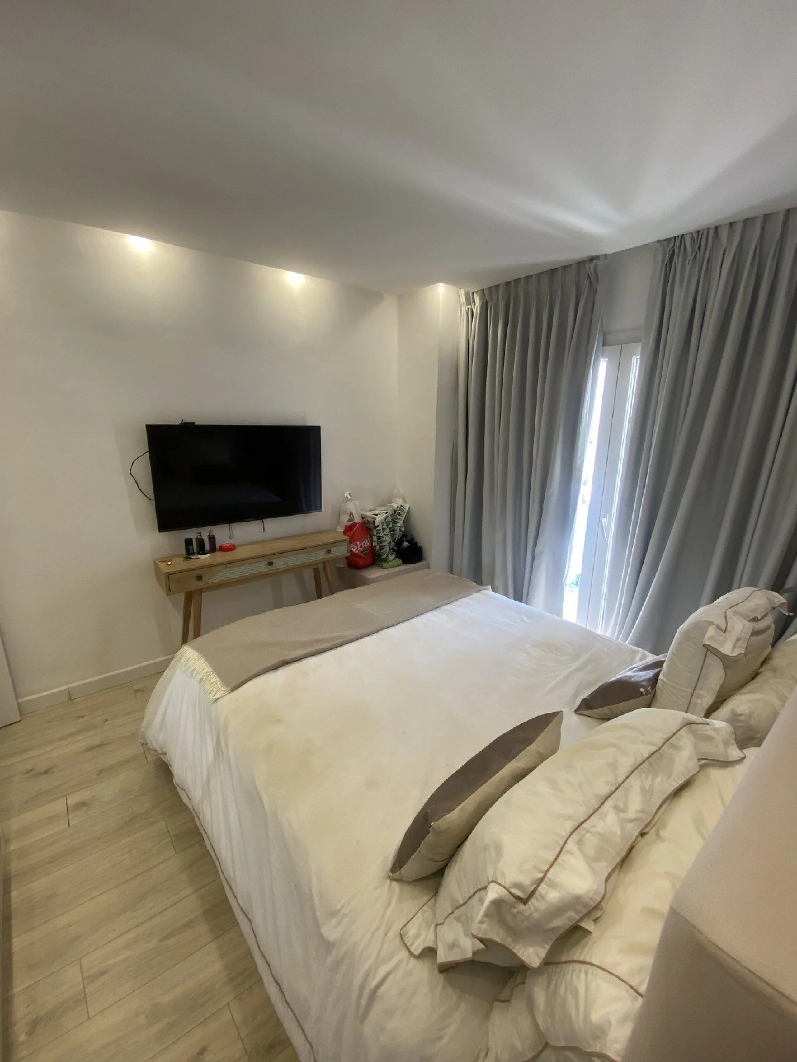 We present a stylish 2.5 Bed/2 Bath Modern Renovated Apartment in Playas Rocío, Puerto Banús (Beachfront Development) for Sale with Private Underground Parking Included in the price! €825,000.