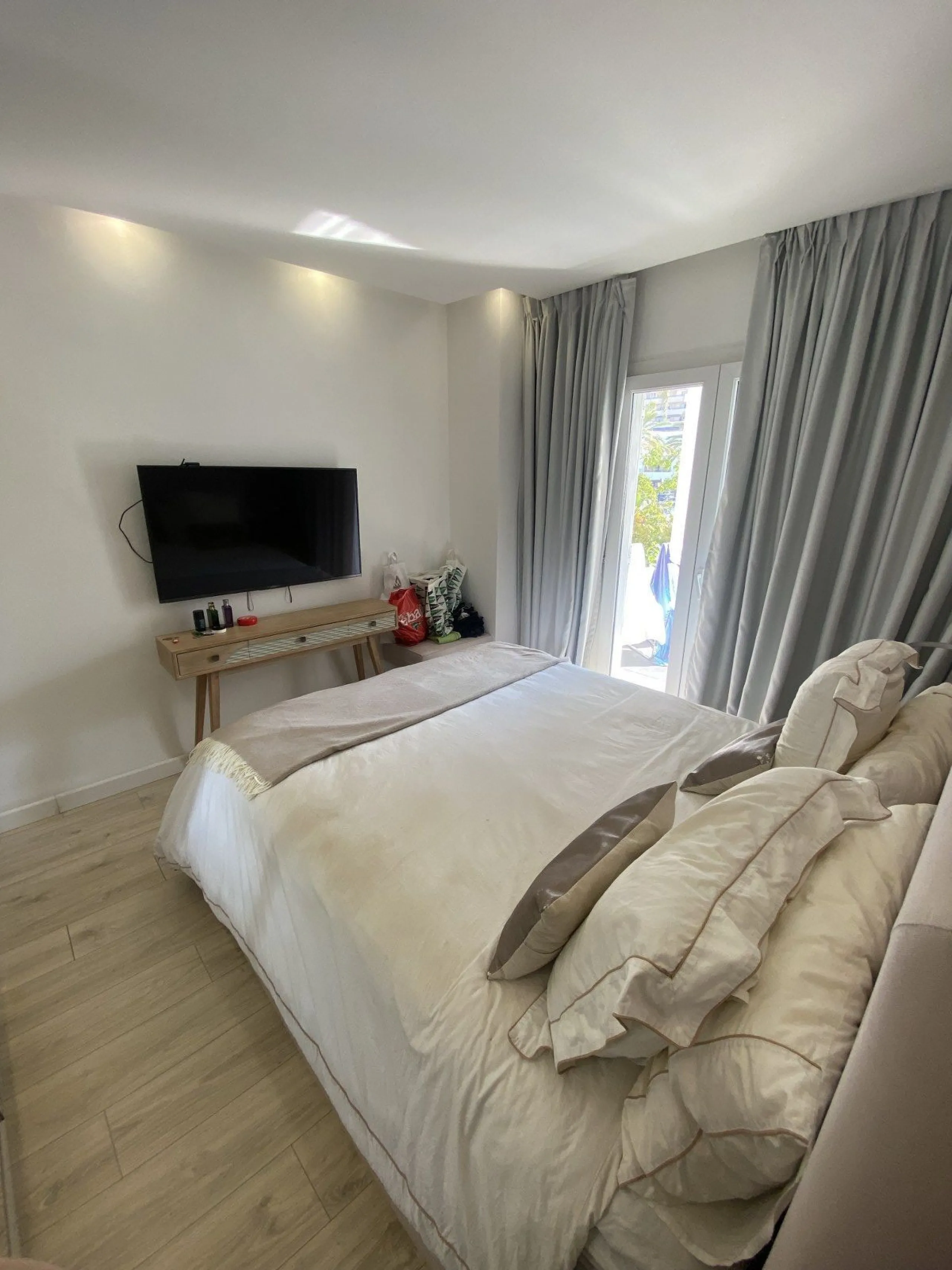 We present a stylish 2.5 Bed/2 Bath Modern Renovated Apartment in Playas Rocío, Puerto Banús (Beachfront Development) for Sale with Private Underground Parking Included in the price! €825,000.