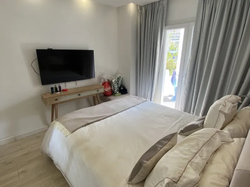 We present a stylish 2.5 Bed/2 Bath Modern Renovated Apartment in Playas Rocío, Puerto Banús (Beachfront Development) for Sale with Private Underground Parking Included in the price! €825,000.