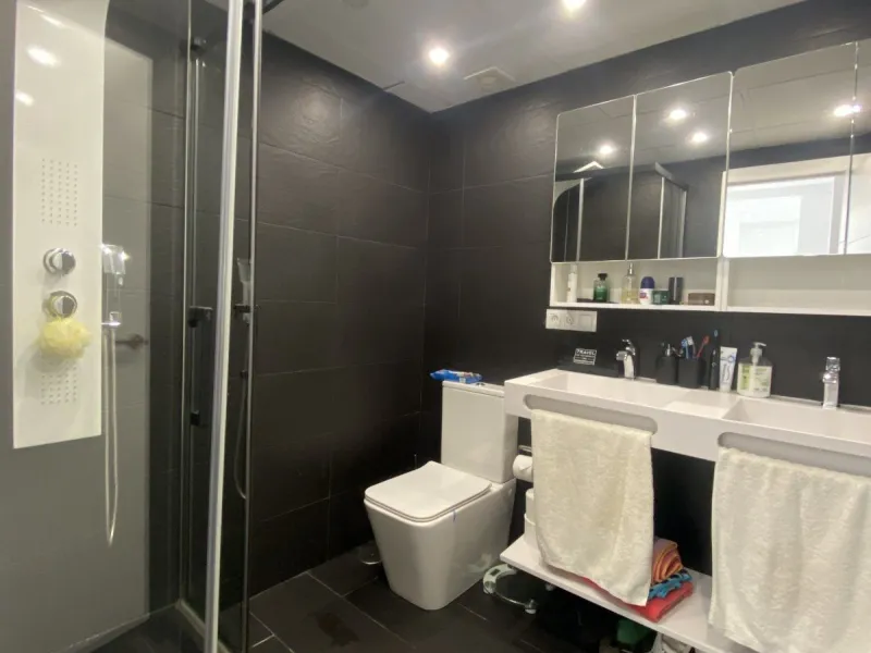 We present a stylish 2.5 Bed/2 Bath Modern Renovated Apartment in Playas Rocío, Puerto Banús (Beachfront Development) for Sale with Private Underground Parking Included in the price! €825,000.