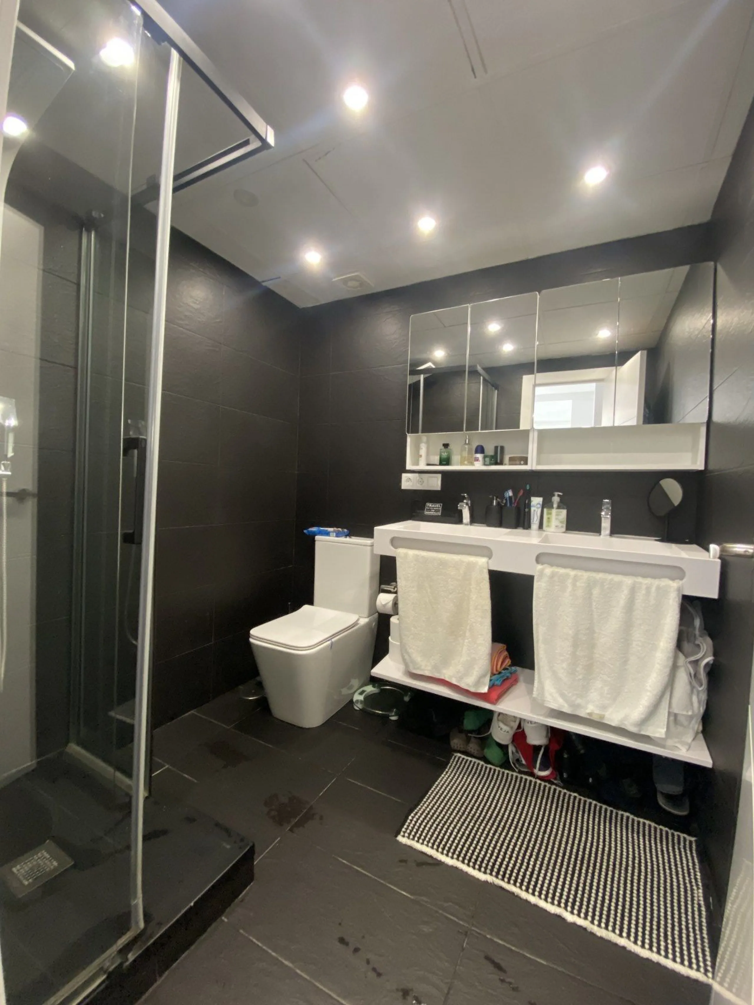 We present a stylish 2.5 Bed/2 Bath Modern Renovated Apartment in Playas Rocío, Puerto Banús (Beachfront Development) for Sale with Private Underground Parking Included in the price! €825,000.