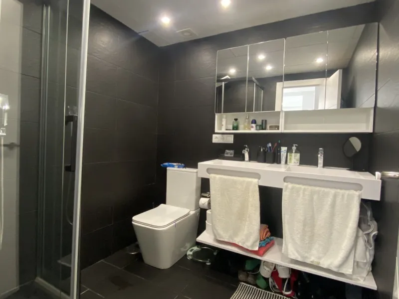 We present a stylish 2.5 Bed/2 Bath Modern Renovated Apartment in Playas Rocío, Puerto Banús (Beachfront Development) for Sale with Private Underground Parking Included in the price! €825,000.