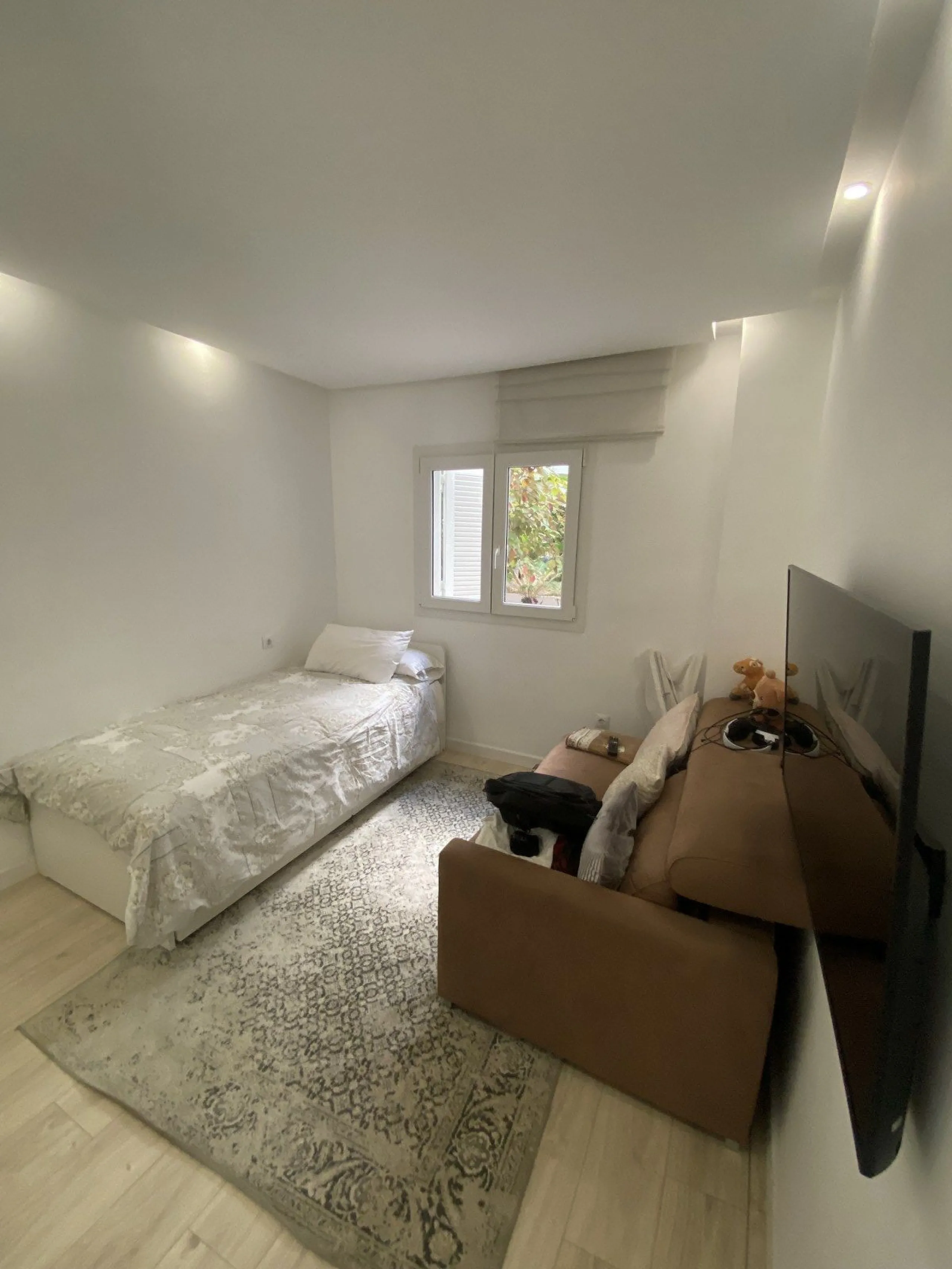We present a stylish 2.5 Bed/2 Bath Modern Renovated Apartment in Playas Rocío, Puerto Banús (Beachfront Development) for Sale with Private Underground Parking Included in the price! €825,000.
