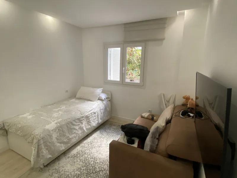 We present a stylish 2.5 Bed/2 Bath Modern Renovated Apartment in Playas Rocío, Puerto Banús (Beachfront Development) for Sale with Private Underground Parking Included in the price! €825,000.