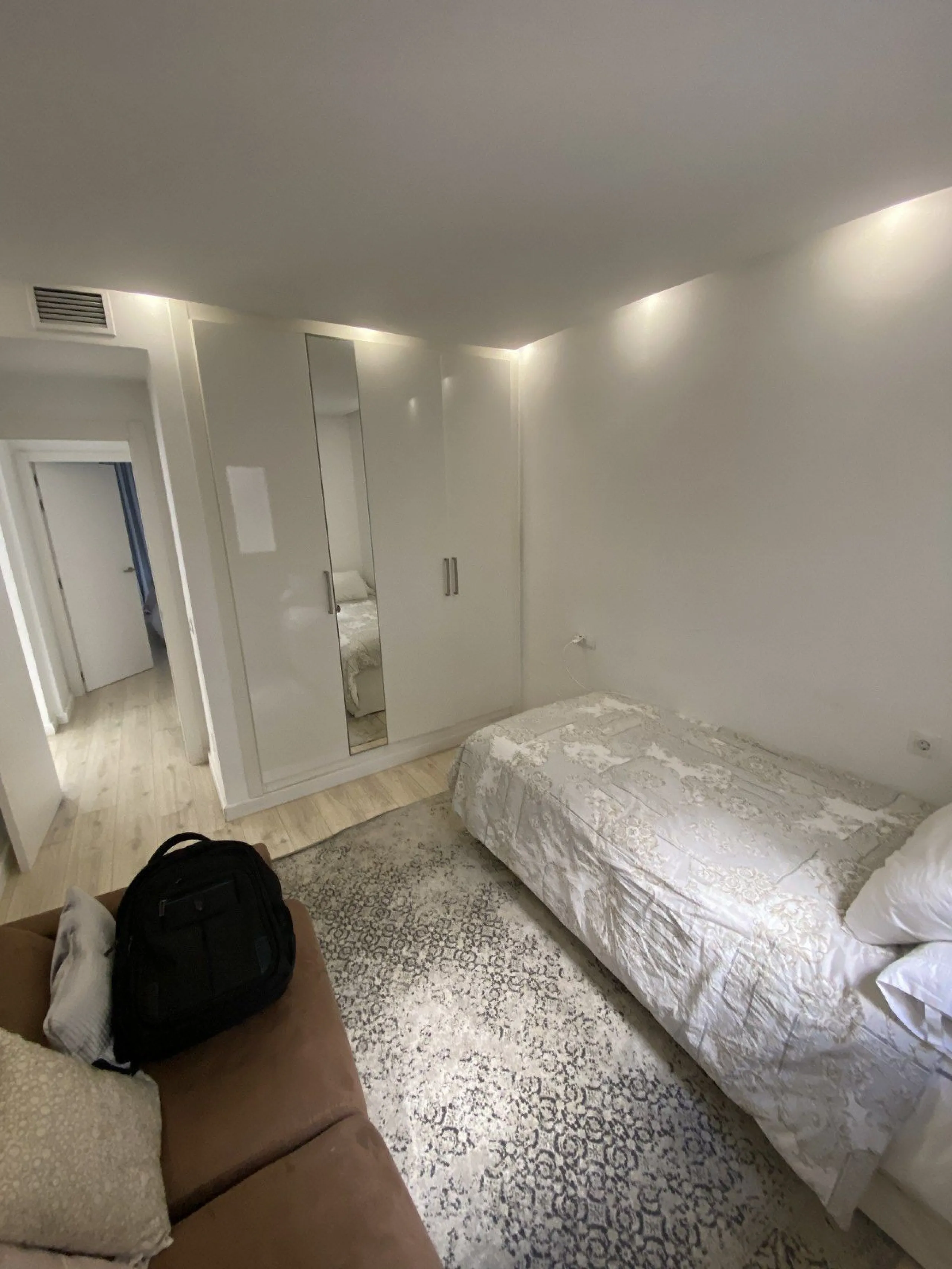 We present a stylish 2.5 Bed/2 Bath Modern Renovated Apartment in Playas Rocío, Puerto Banús (Beachfront Development) for Sale with Private Underground Parking Included in the price! €825,000.
