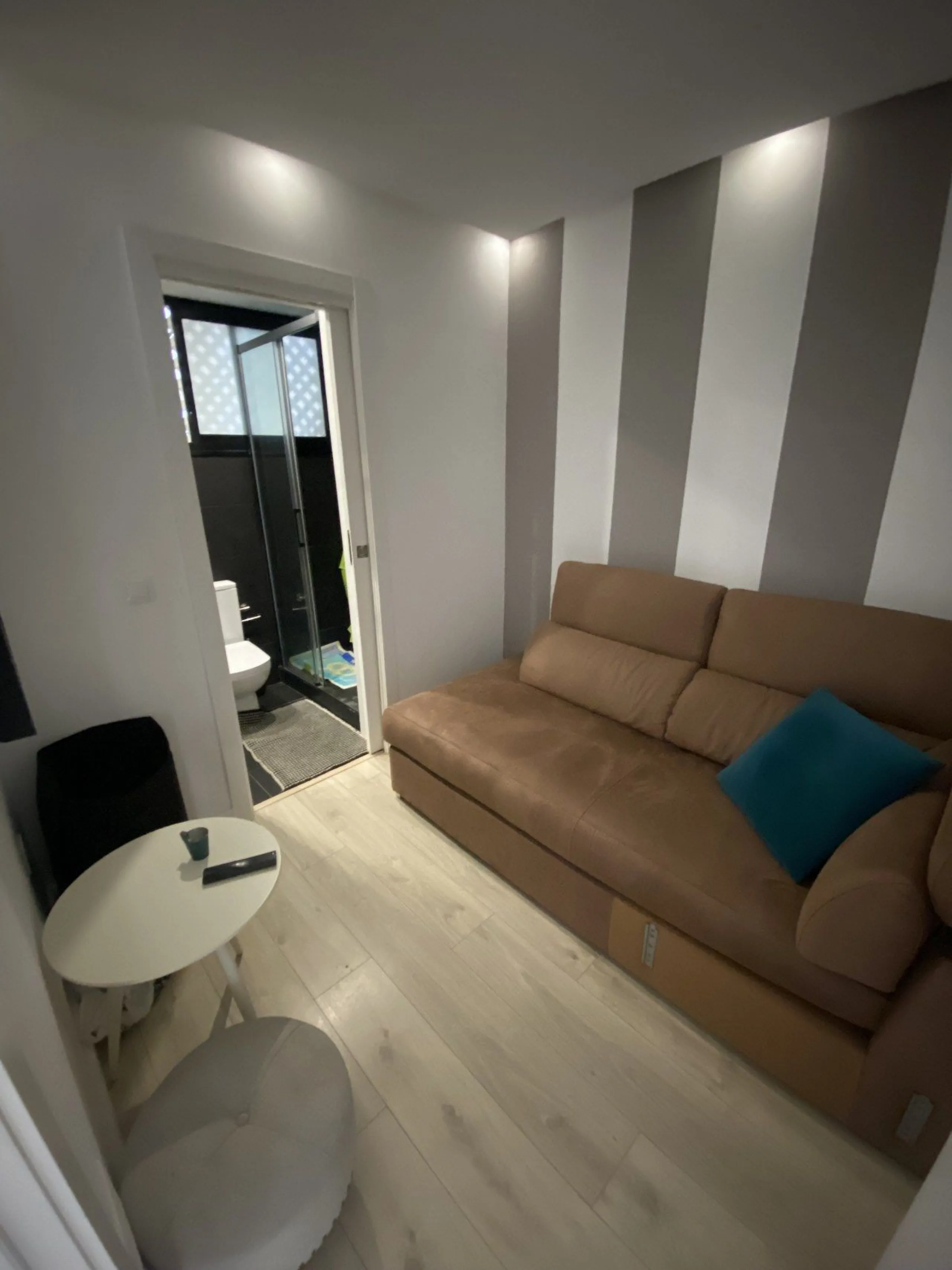 We present a stylish 2.5 Bed/2 Bath Modern Renovated Apartment in Playas Rocío, Puerto Banús (Beachfront Development) for Sale with Private Underground Parking Included in the price! €825,000.
