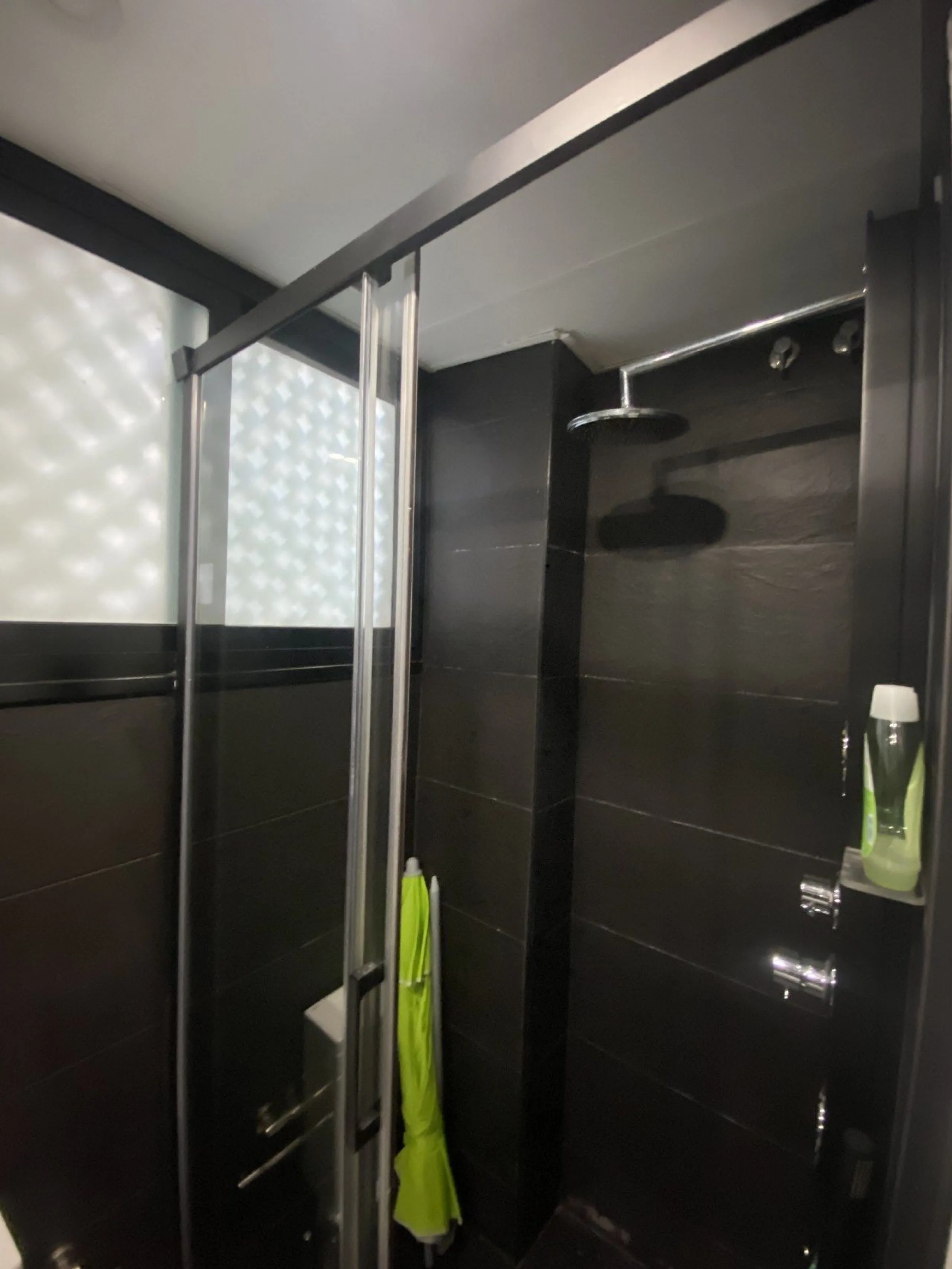 We present a stylish 2.5 Bed/2 Bath Modern Renovated Apartment in Playas Rocío, Puerto Banús (Beachfront Development) for Sale with Private Underground Parking Included in the price! €825,000.