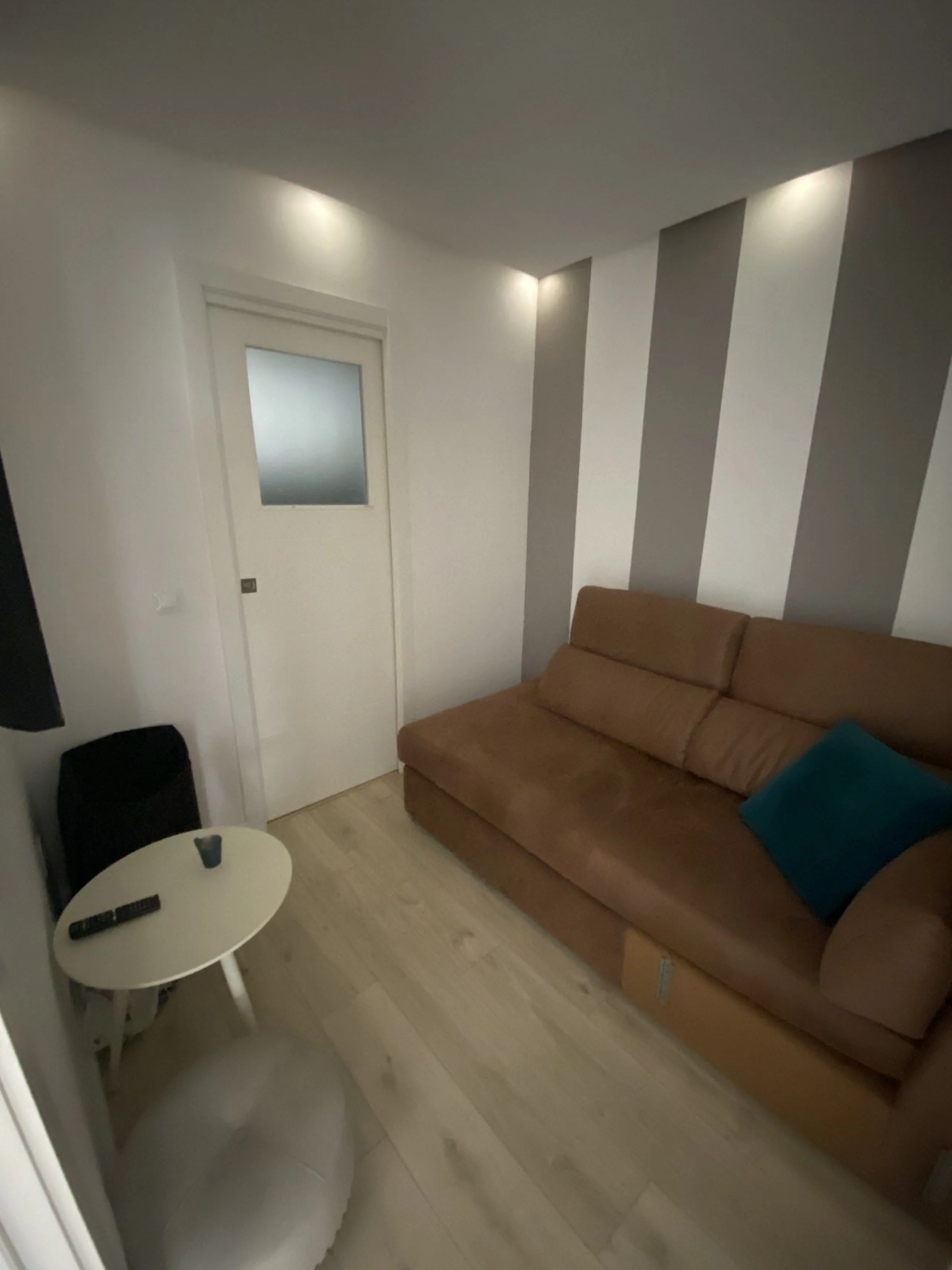 We present a stylish 2.5 Bed/2 Bath Modern Renovated Apartment in Playas Rocío, Puerto Banús (Beachfront Development) for Sale with Private Underground Parking Included in the price! €825,000.