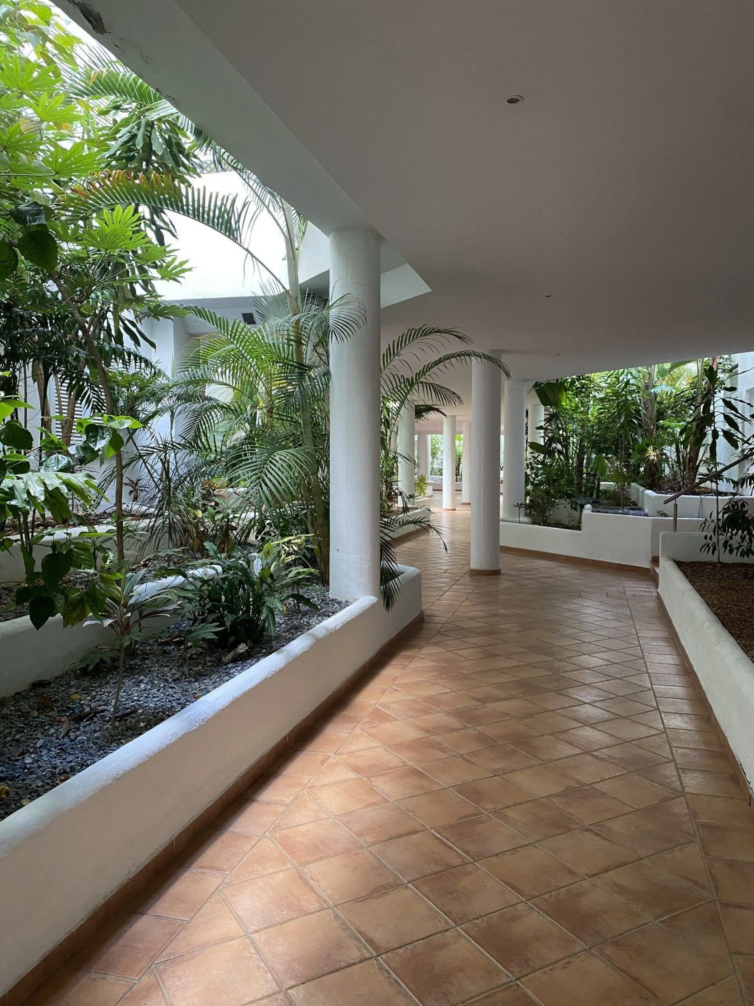 We present a stylish 2.5 Bed/2 Bath Modern Renovated Apartment in Playas Rocío, Puerto Banús (Beachfront Development) for Sale with Private Underground Parking Included in the price! €825,000.