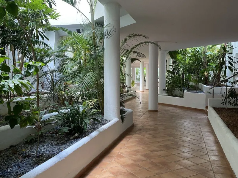 We present a stylish 2.5 Bed/2 Bath Modern Renovated Apartment in Playas Rocío, Puerto Banús (Beachfront Development) for Sale with Private Underground Parking Included in the price! €825,000.