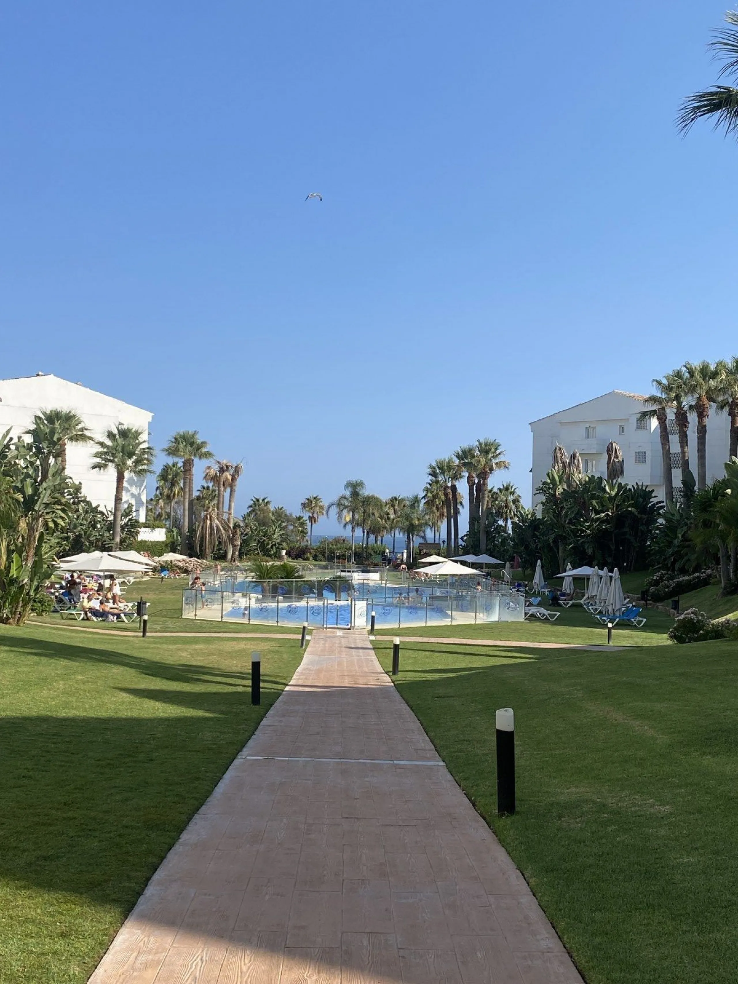 We present a stylish 2.5 Bed/2 Bath Modern Renovated Apartment in Playas Rocío, Puerto Banús (Beachfront Development) for Sale with Private Underground Parking Included in the price! €825,000.