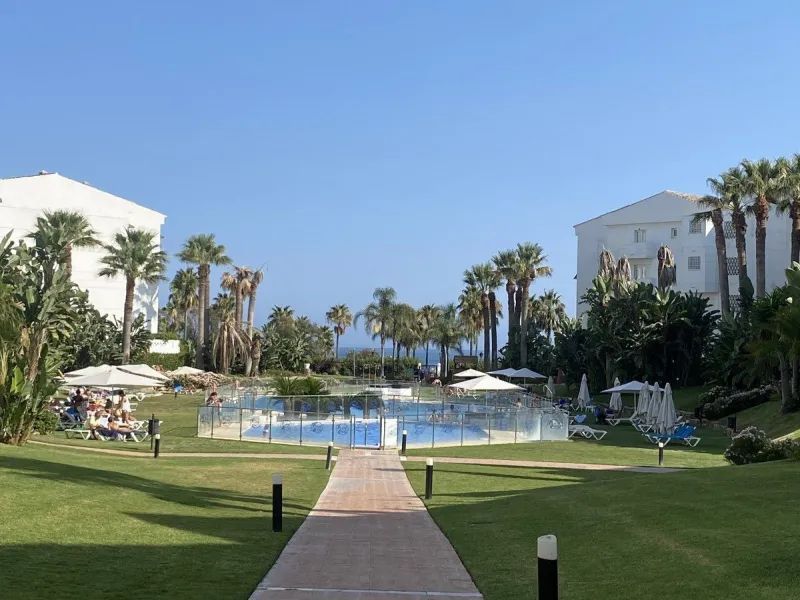 We present a stylish 2.5 Bed/2 Bath Modern Renovated Apartment in Playas Rocío, Puerto Banús (Beachfront Development) for Sale with Private Underground Parking Included in the price! €825,000.