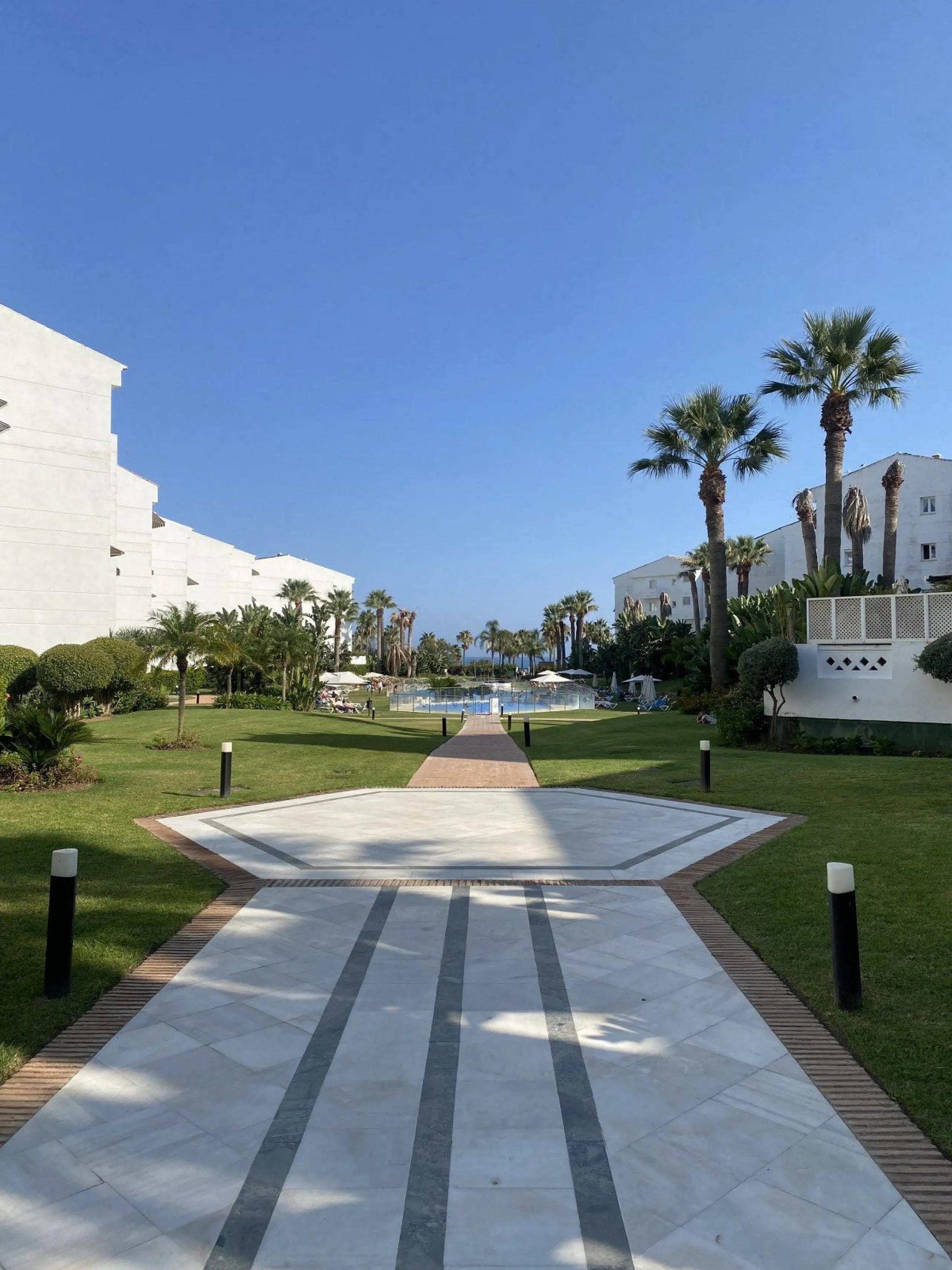 We present a stylish 2.5 Bed/2 Bath Modern Renovated Apartment in Playas Rocío, Puerto Banús (Beachfront Development) for Sale with Private Underground Parking Included in the price! €825,000.