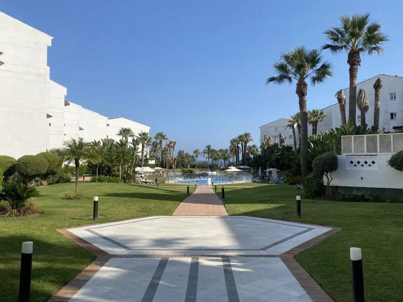 We present a stylish 2.5 Bed/2 Bath Modern Renovated Apartment in Playas Rocío, Puerto Banús (Beachfront Development) for Sale with Private Underground Parking Included in the price! €825,000.