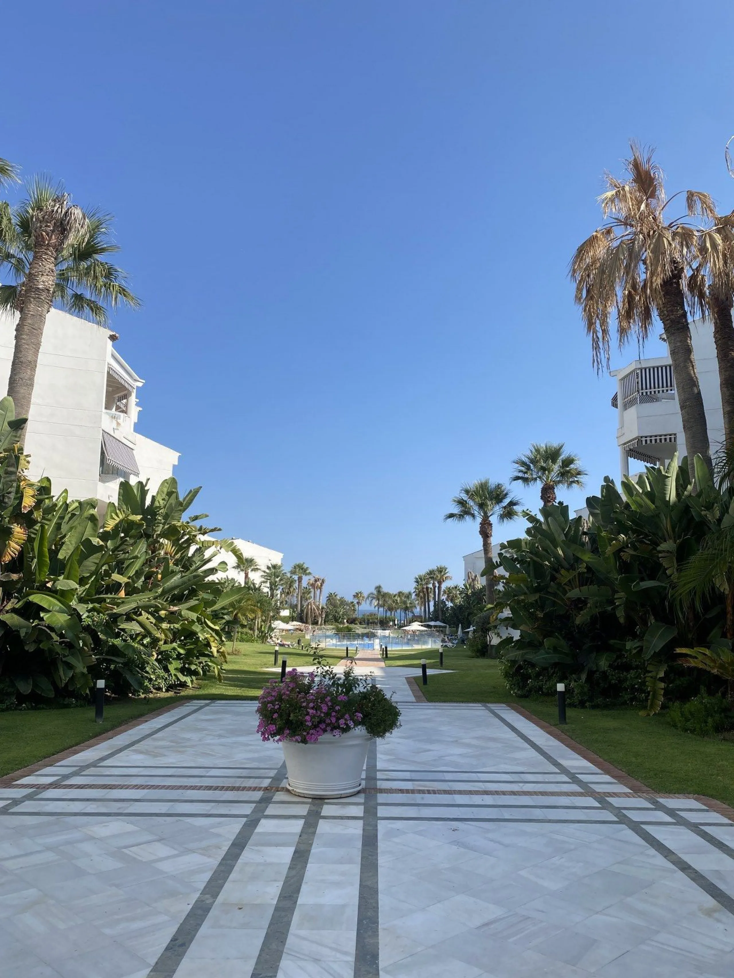 We present a stylish 2.5 Bed/2 Bath Modern Renovated Apartment in Playas Rocío, Puerto Banús (Beachfront Development) for Sale with Private Underground Parking Included in the price! €825,000.