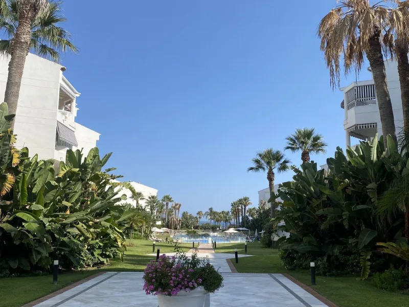 We present a stylish 2.5 Bed/2 Bath Modern Renovated Apartment in Playas Rocío, Puerto Banús (Beachfront Development) for Sale with Private Underground Parking Included in the price! €825,000.