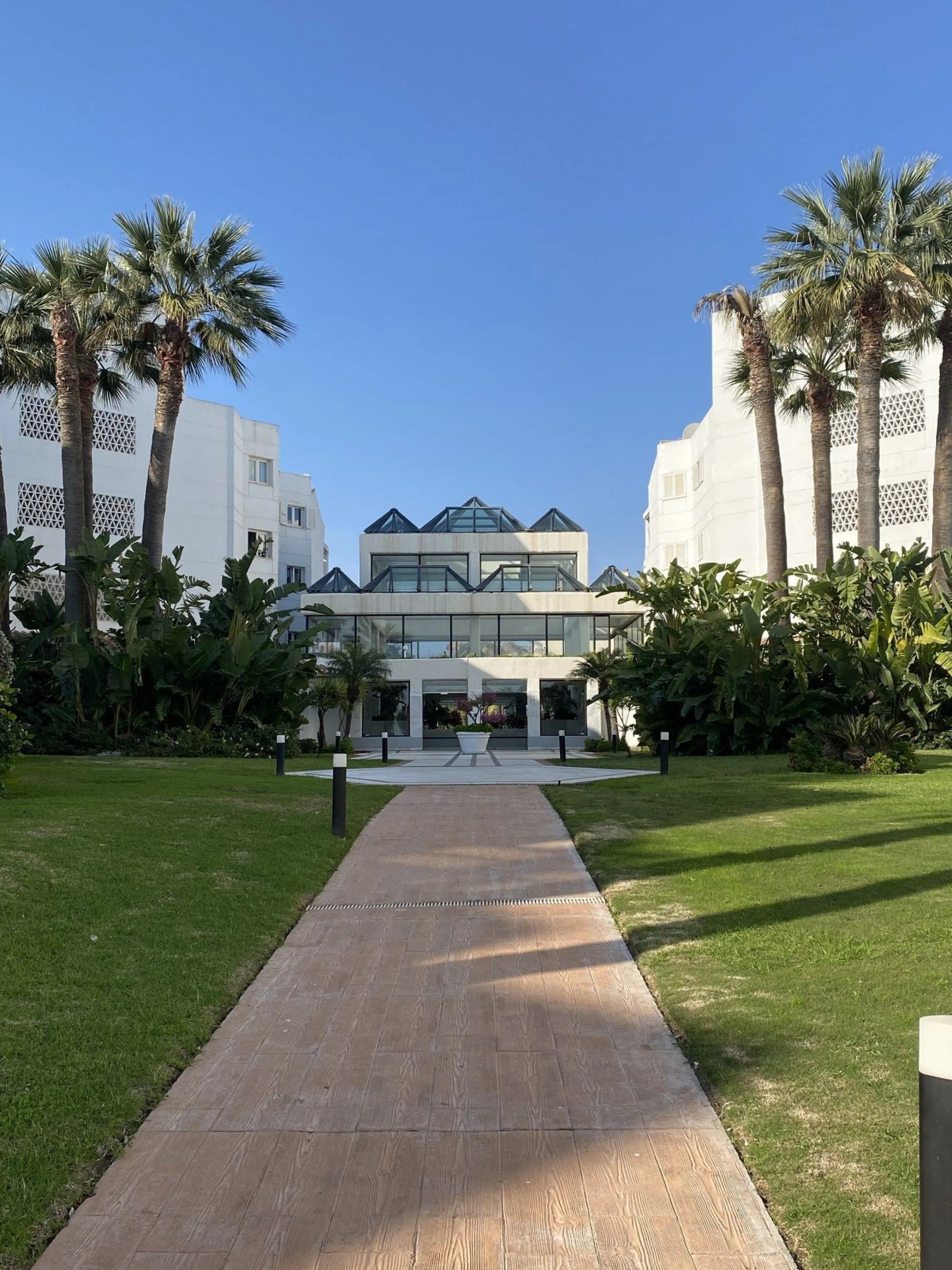 We present a stylish 2.5 Bed/2 Bath Modern Renovated Apartment in Playas Rocío, Puerto Banús (Beachfront Development) for Sale with Private Underground Parking Included in the price! €825,000.
