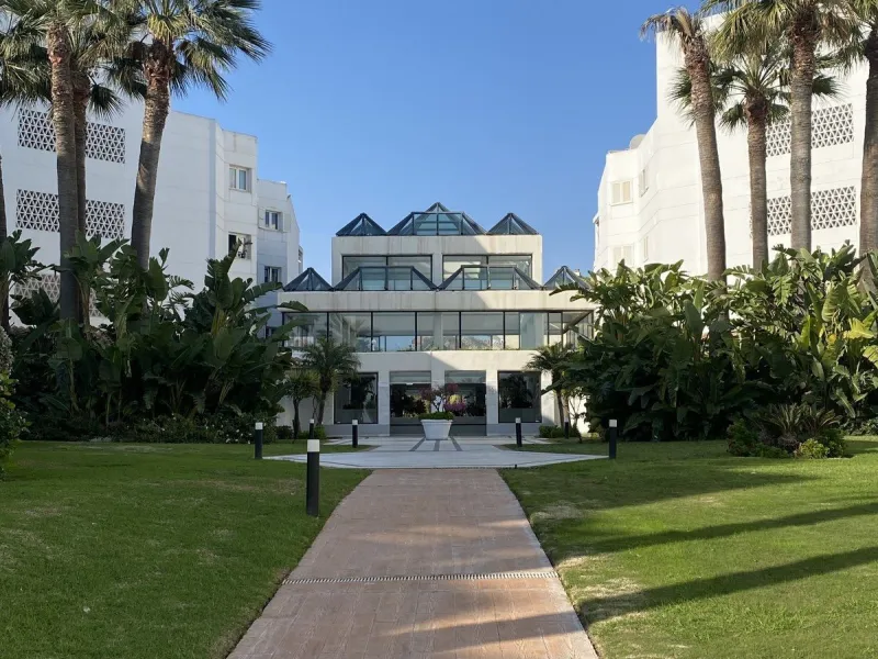 We present a stylish 2.5 Bed/2 Bath Modern Renovated Apartment in Playas Rocío, Puerto Banús (Beachfront Development) for Sale with Private Underground Parking Included in the price! €825,000.