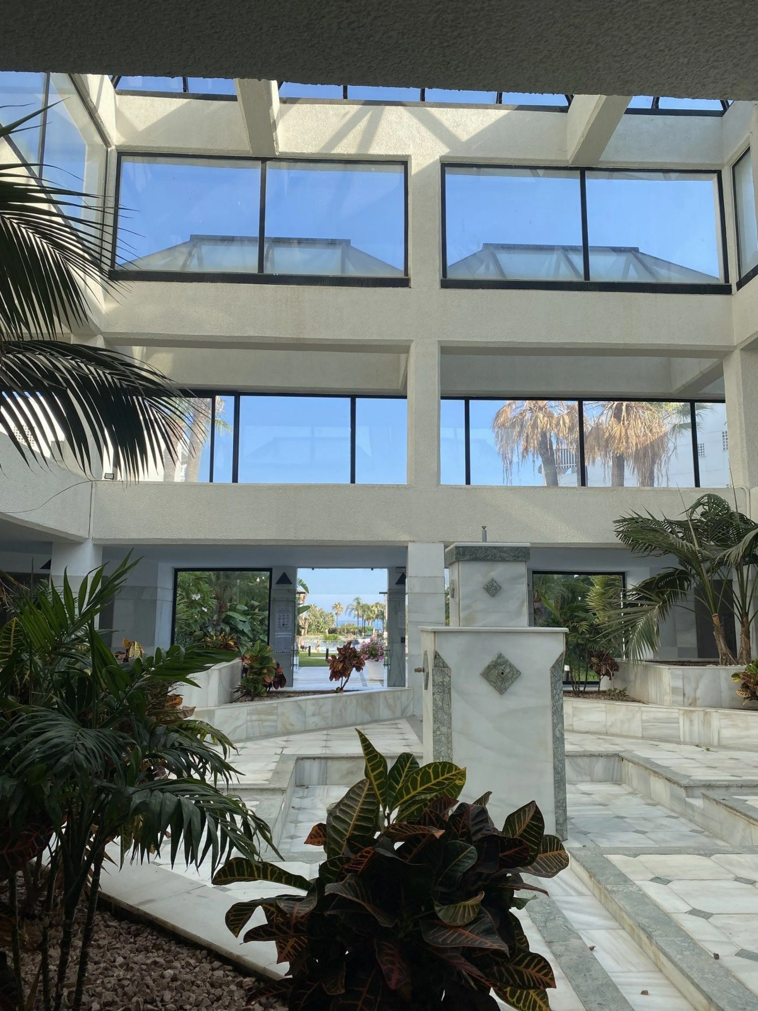 We present a stylish 2.5 Bed/2 Bath Modern Renovated Apartment in Playas Rocío, Puerto Banús (Beachfront Development) for Sale with Private Underground Parking Included in the price! €825,000.
