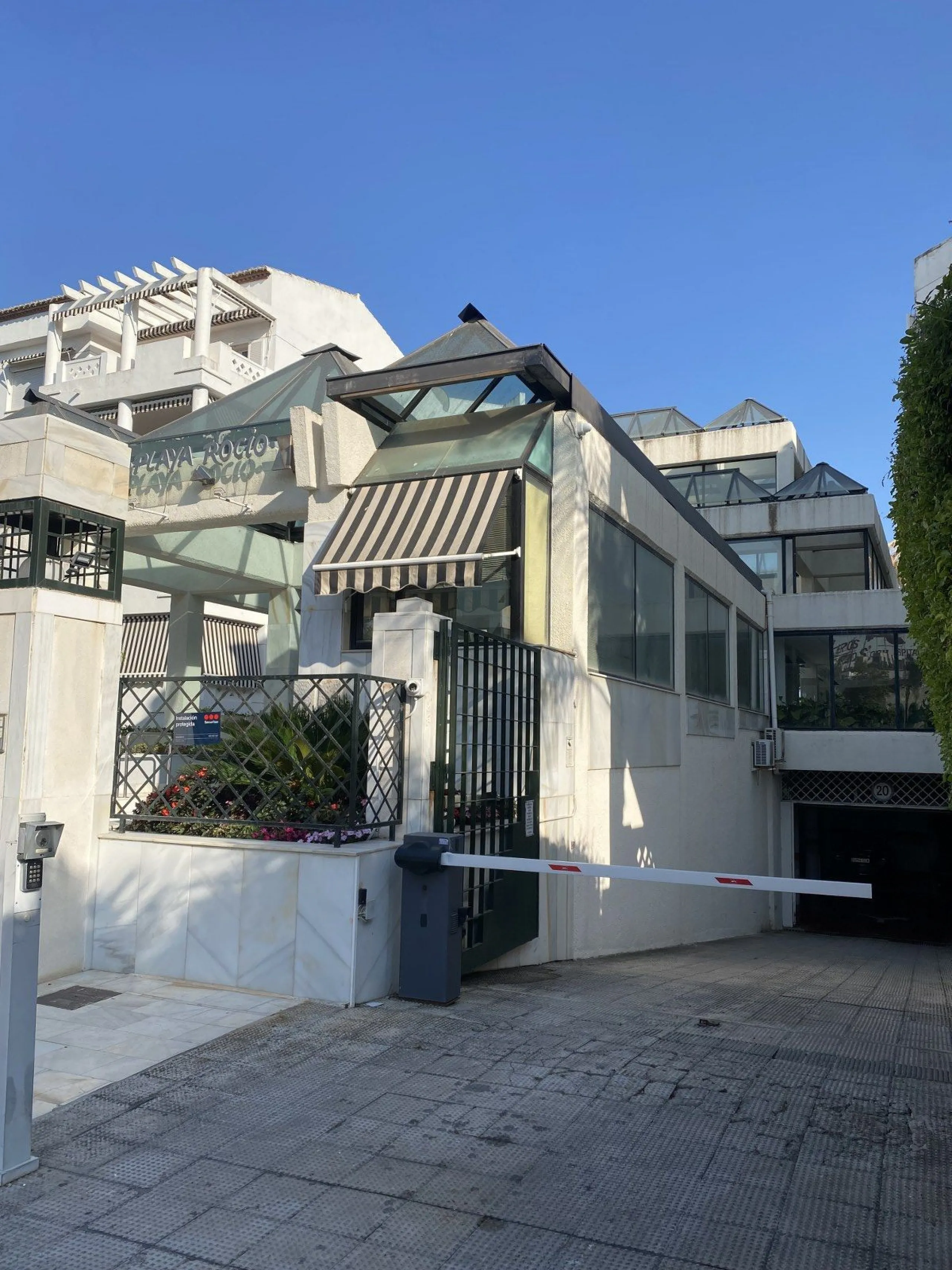 We present a stylish 2.5 Bed/2 Bath Modern Renovated Apartment in Playas Rocío, Puerto Banús (Beachfront Development) for Sale with Private Underground Parking Included in the price! €825,000.