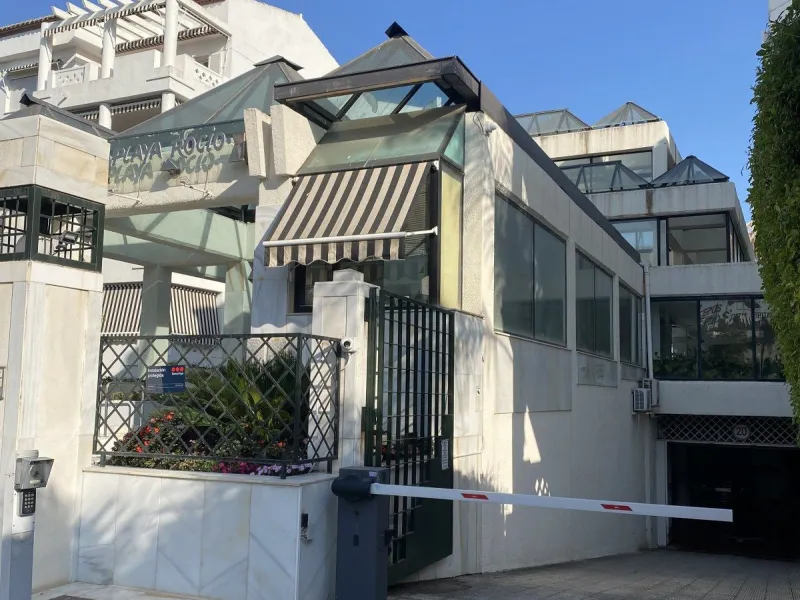 We present a stylish 2.5 Bed/2 Bath Modern Renovated Apartment in Playas Rocío, Puerto Banús (Beachfront Development) for Sale with Private Underground Parking Included in the price! €825,000.