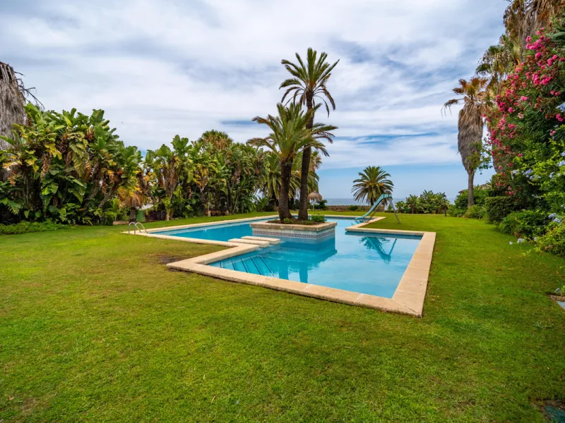 Außergewöhnliches Anwesen in erster Meereslinie an der Neuen Goldenen Meile, Estepona
