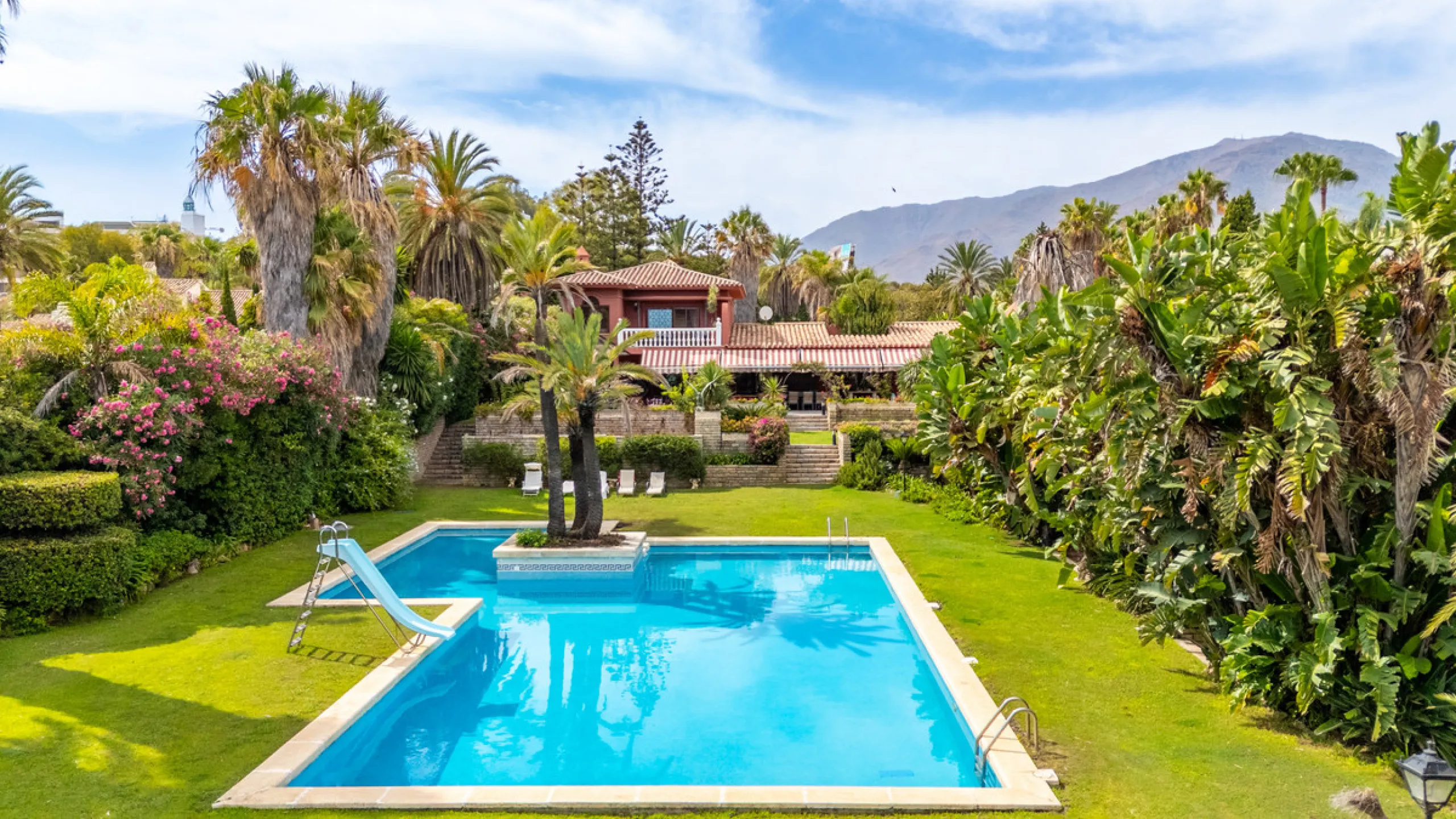 Außergewöhnliches Anwesen in erster Meereslinie an der Neuen Goldenen Meile, Estepona