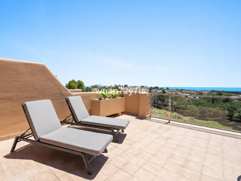 Stunning 2-Bedroom Penthouse – La Resina Golf, Selwo, Estepona