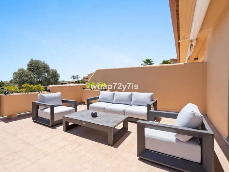 Stunning 2-Bedroom Penthouse – La Resina Golf, Selwo, Estepona