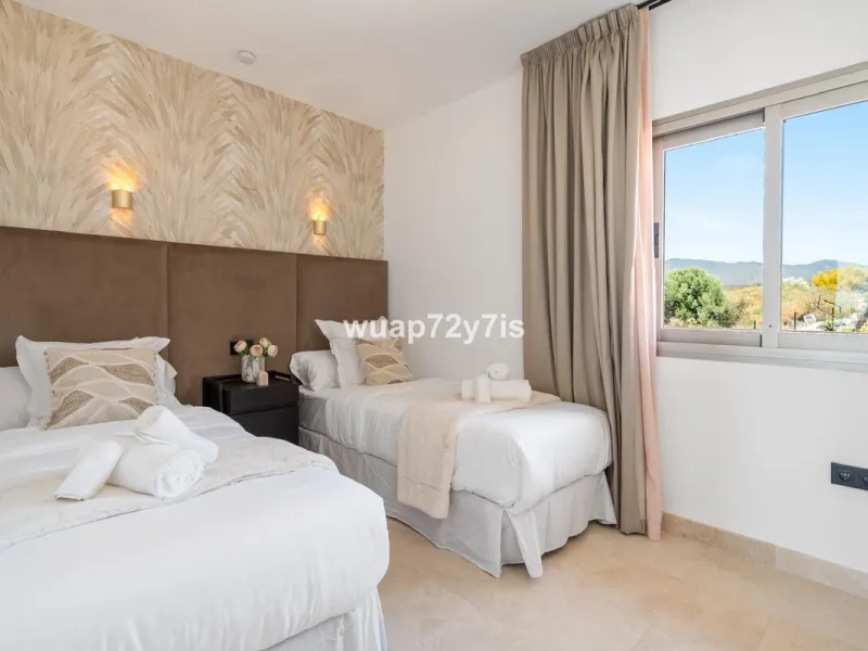 Stunning 2-Bedroom Penthouse – La Resina Golf, Selwo, Estepona