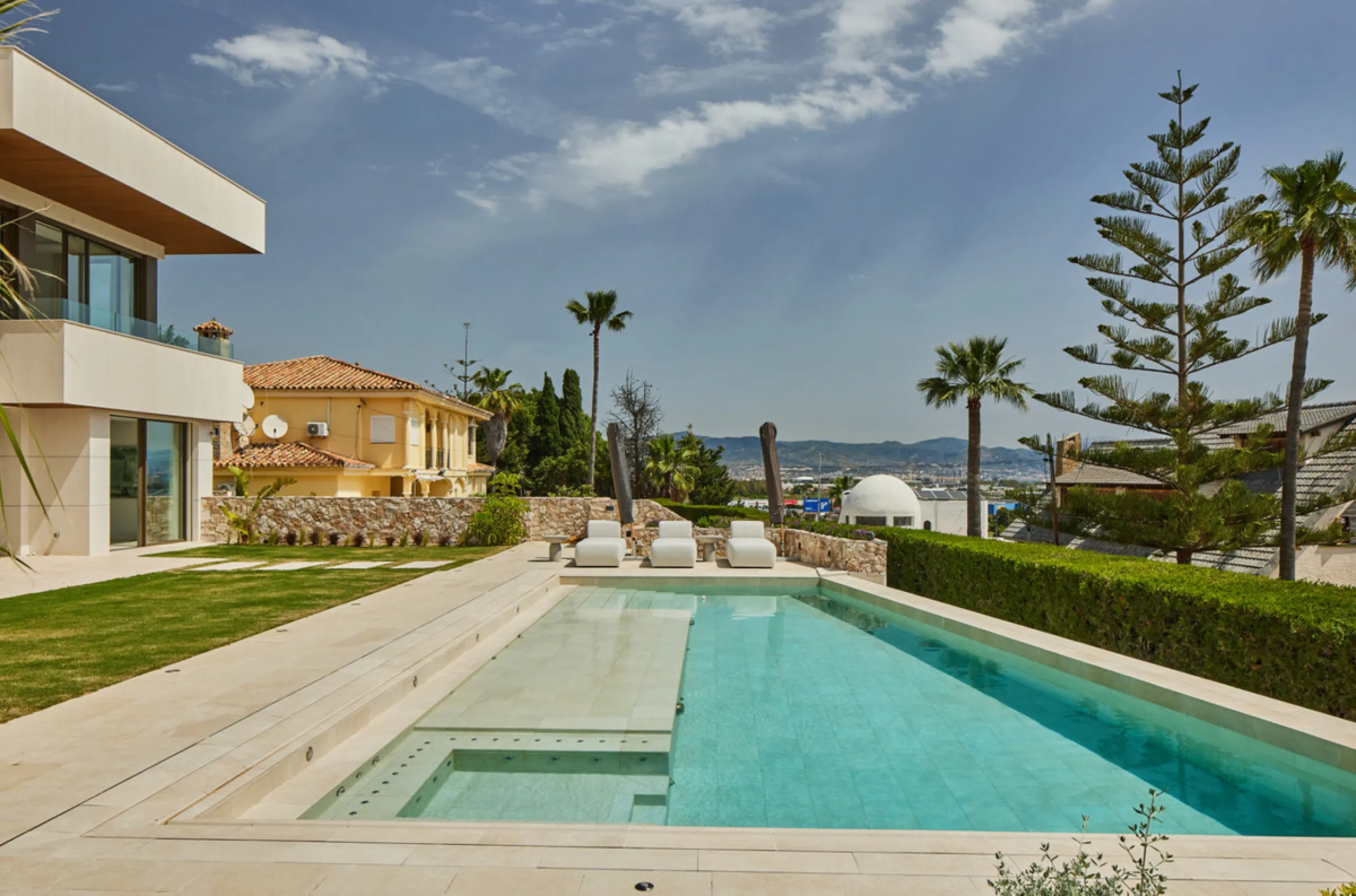 House - Detached Villa в продаже в Málaga, Málaga. В доме 5 спален и 8 ванных комнат. Площадь дома 361 м². Площадь участка 1710 м²