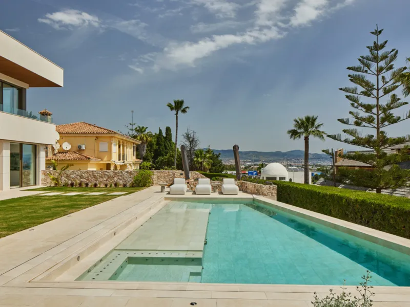 House - Detached Villa в продаже в Málaga, Málaga. В доме 5 спален и 8 ванных комнат. Площадь дома 361 м². Площадь участка 1710 м²