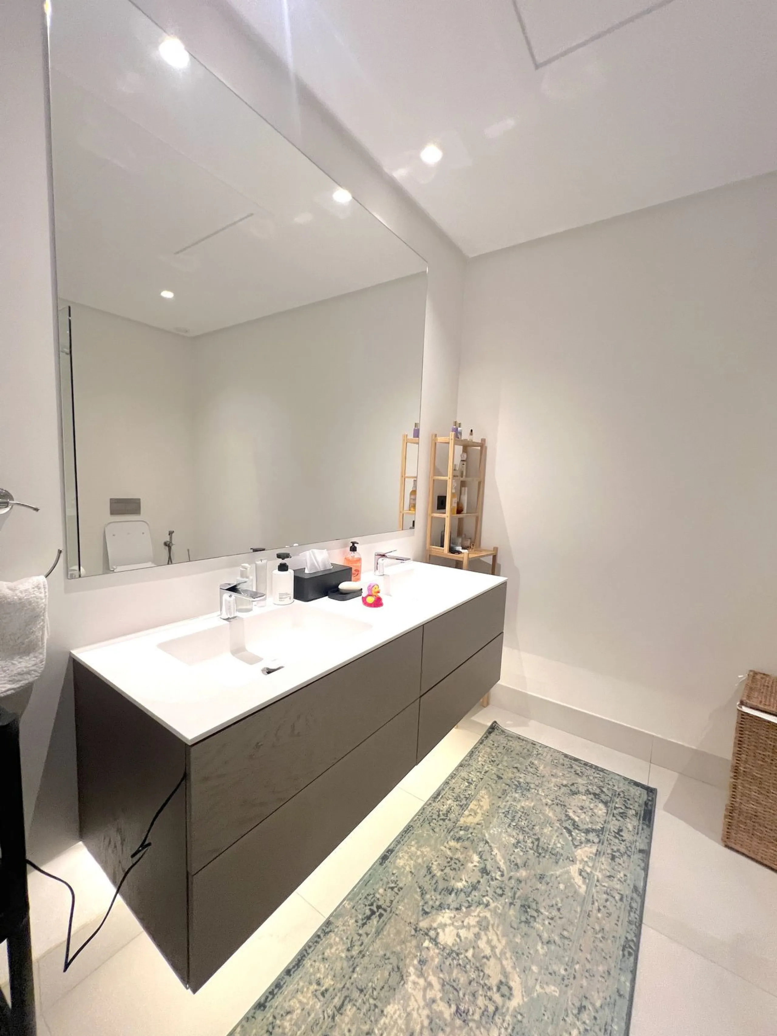 "EpicI is an extraordinary luxury development that offers not only a prime location and the finest facilities of an exclusive complex, but also an unmatched lifestyle of comfort and elegance. The community features four outdoor pools, tennis courts, a clu