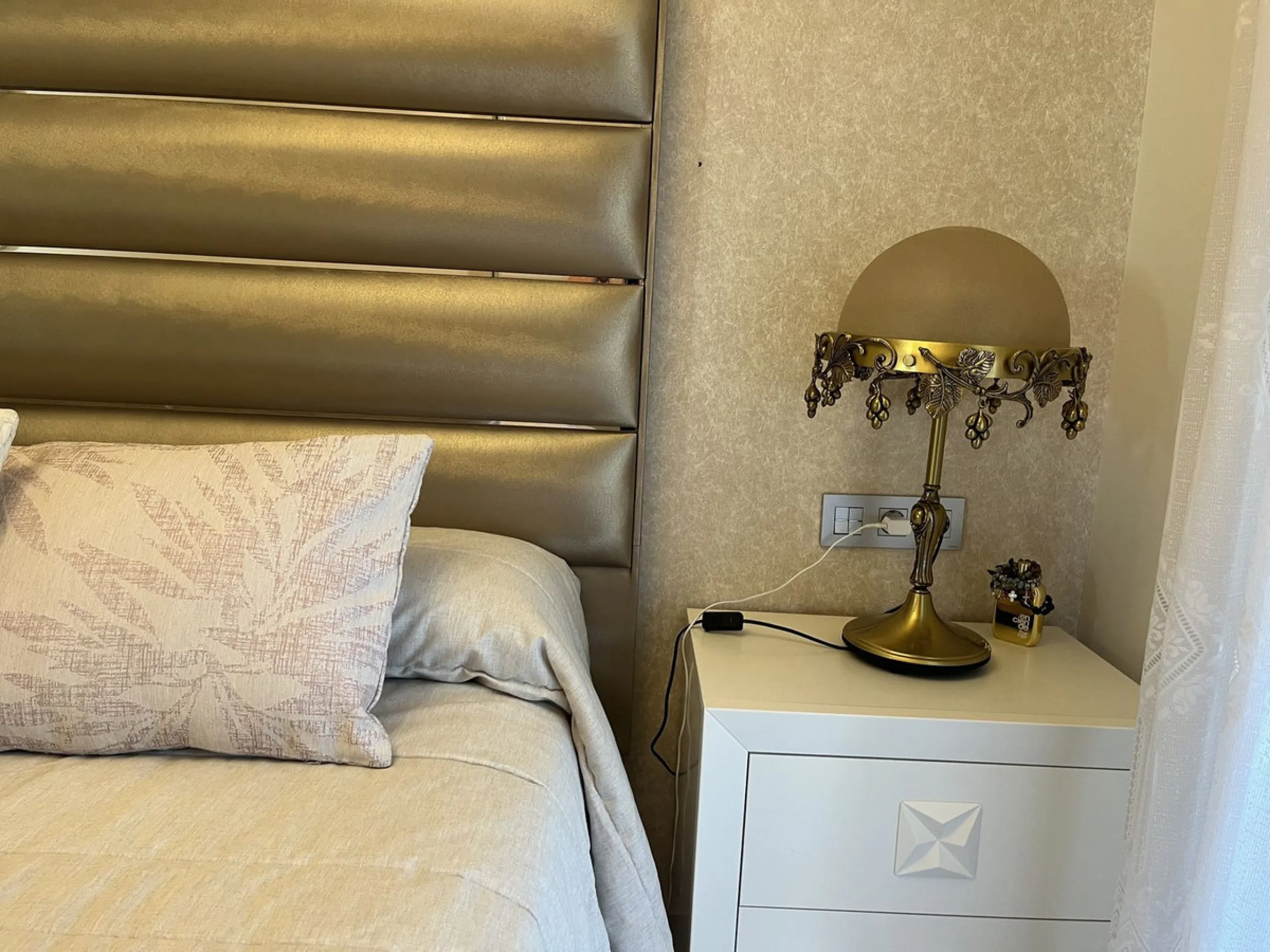 Located in one of the most exclusive areas of the city, this spectacular luxury apartment offers the best in spacious living, panoramic views, and high-end finishes.