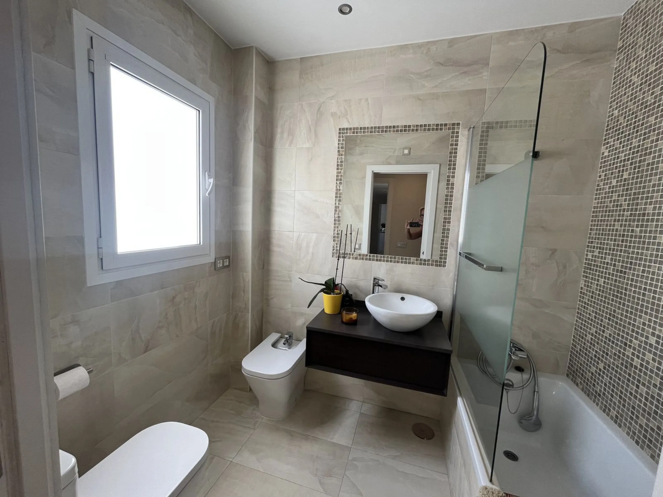 Located in one of the most exclusive areas of the city, this spectacular luxury apartment offers the best in spacious living, panoramic views, and high-end finishes.