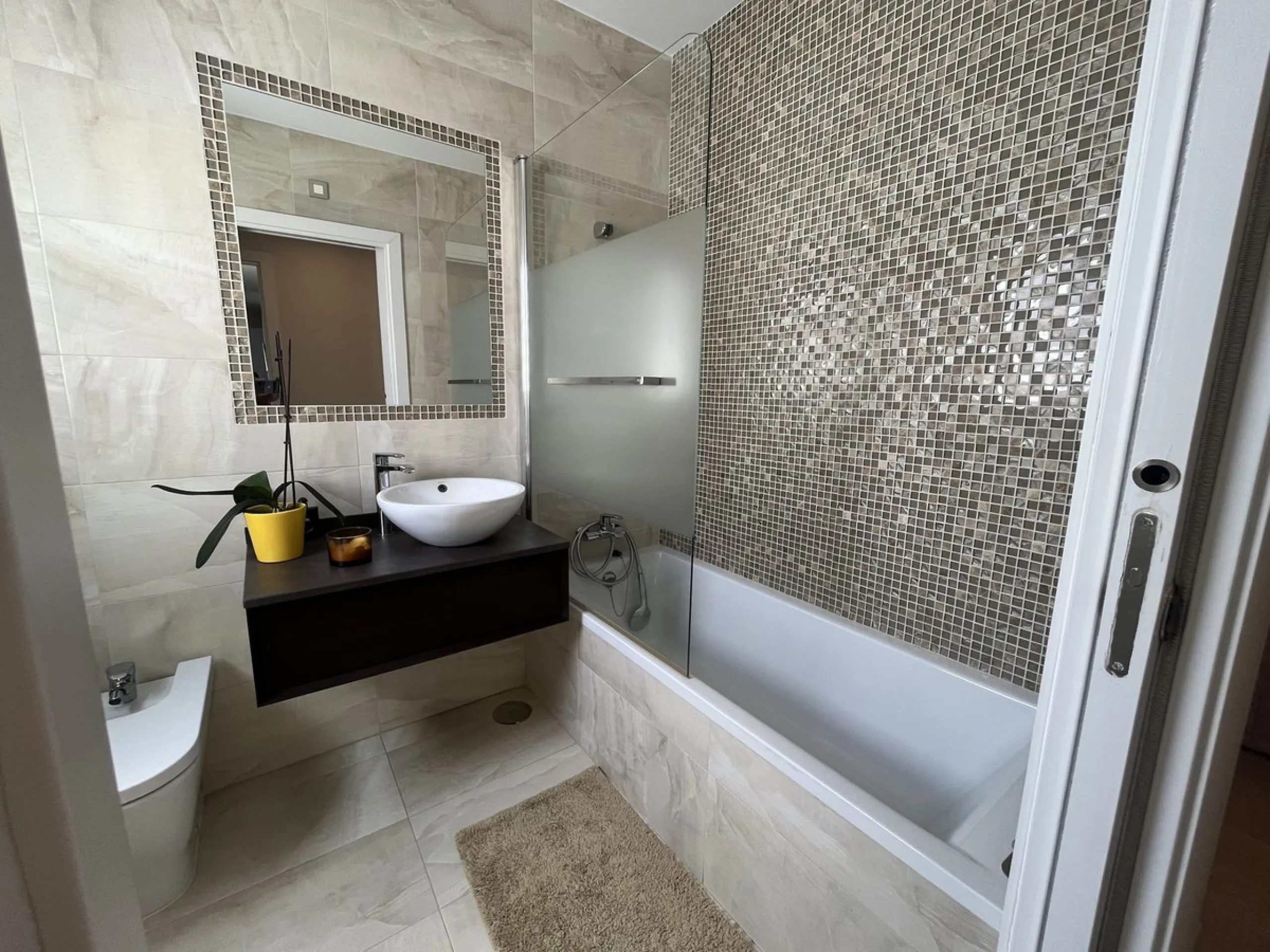 Located in one of the most exclusive areas of the city, this spectacular luxury apartment offers the best in spacious living, panoramic views, and high-end finishes.