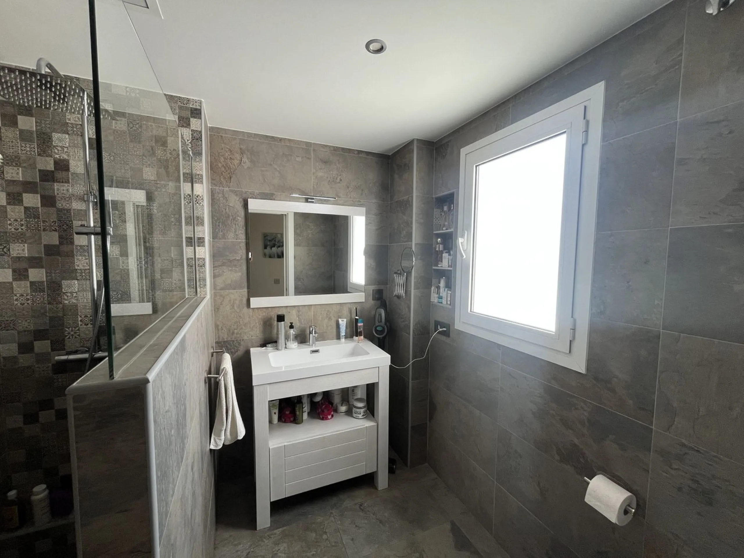 Located in one of the most exclusive areas of the city, this spectacular luxury apartment offers the best in spacious living, panoramic views, and high-end finishes.