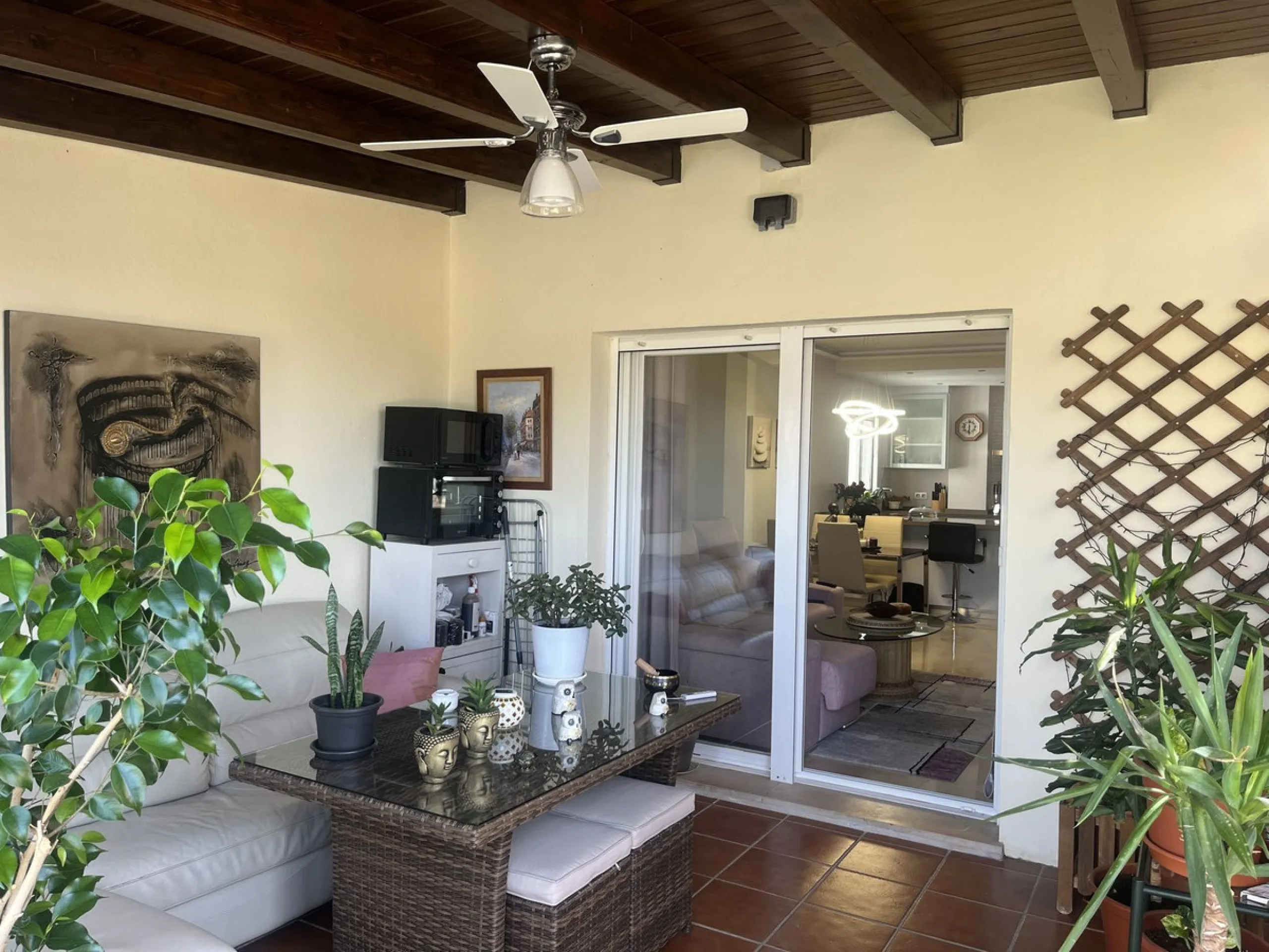 Located in one of the most exclusive areas of the city, this spectacular luxury apartment offers the best in spacious living, panoramic views, and high-end finishes.