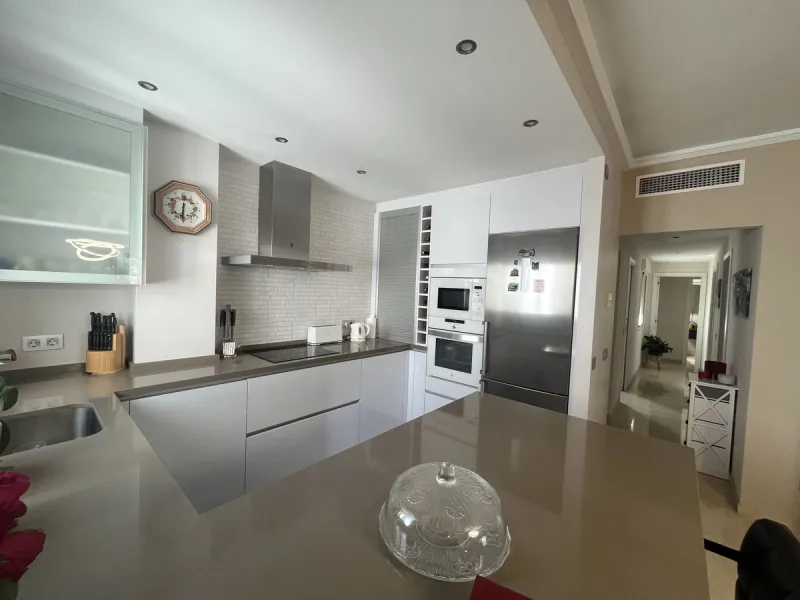Located in one of the most exclusive areas of the city, this spectacular luxury apartment offers the best in spacious living, panoramic views, and high-end finishes.