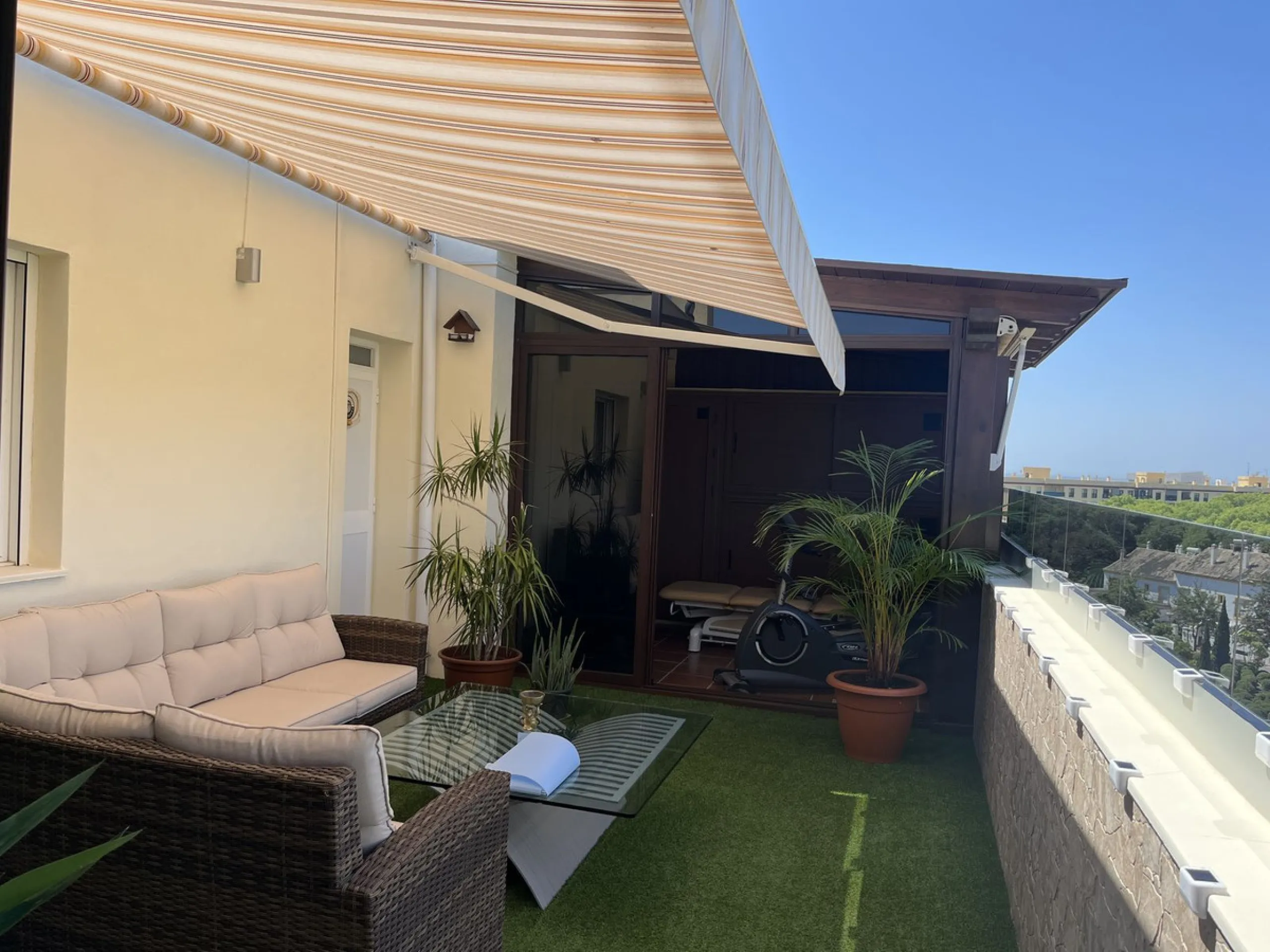 Located in one of the most exclusive areas of the city, this spectacular luxury apartment offers the best in spacious living, panoramic views, and high-end finishes.