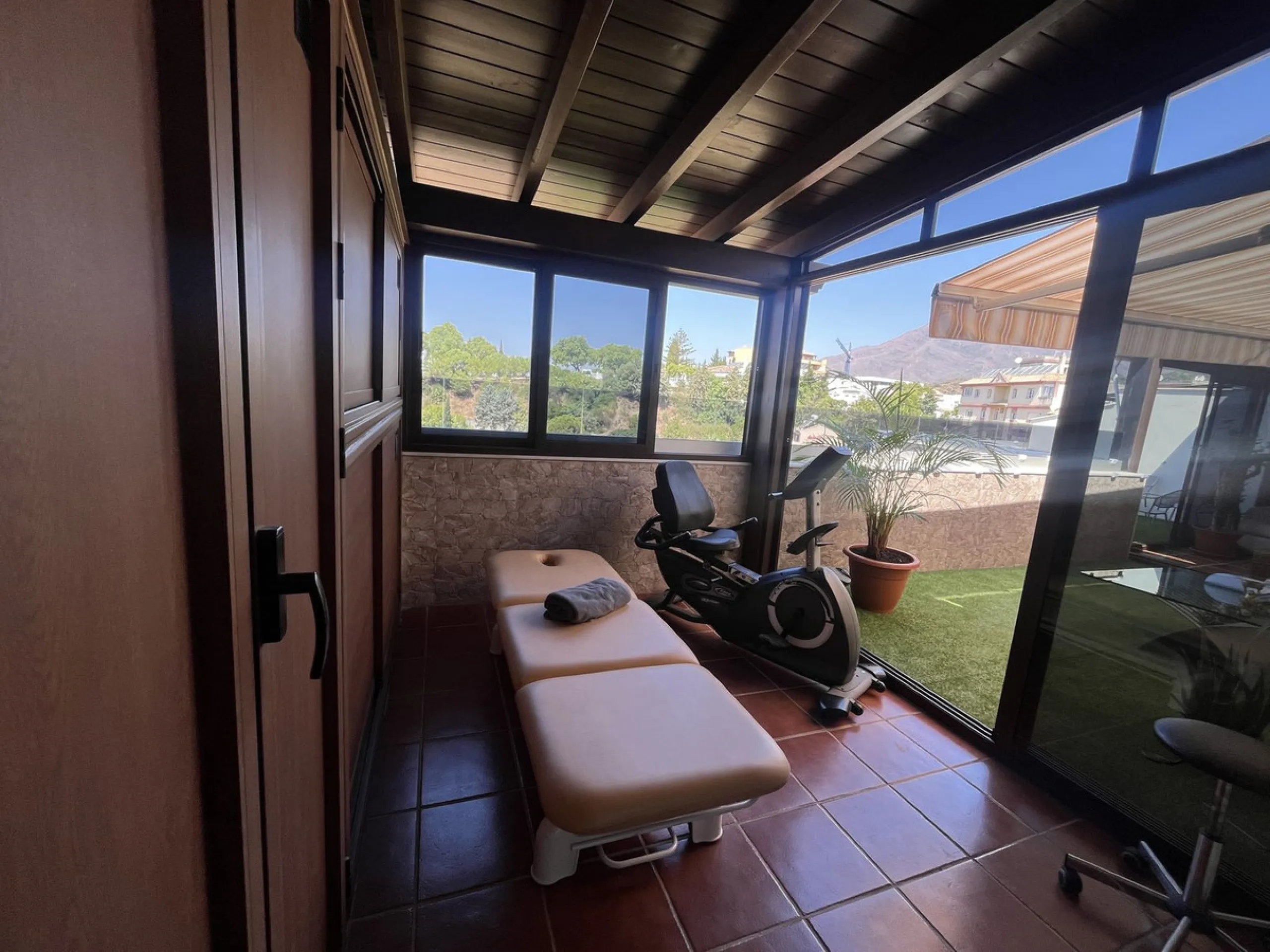 Located in one of the most exclusive areas of the city, this spectacular luxury apartment offers the best in spacious living, panoramic views, and high-end finishes.