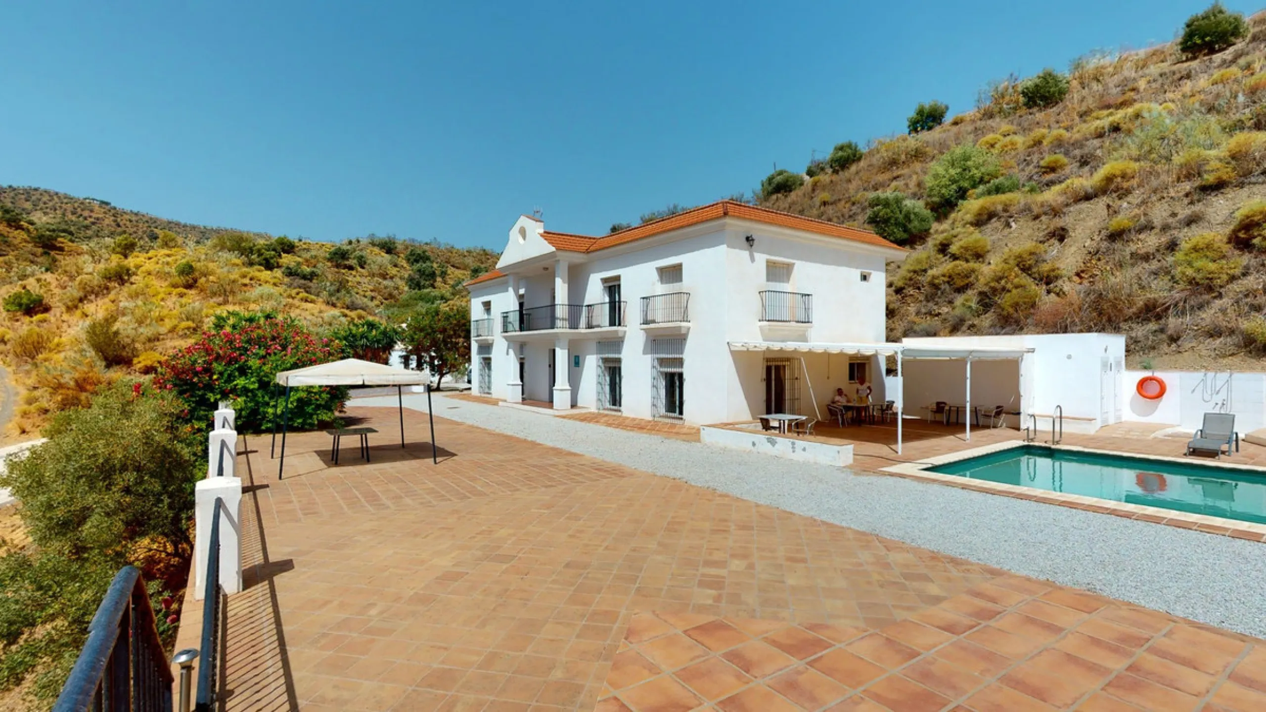 We present you this wonderful hotel/B&B close to the charming town of Macharaviaya. The property has a plot of 18,313 m2. The hotel itself has 500 m2, perfect to realize your dream of owning a B&B or a hotel. When you enter the building, you will find you