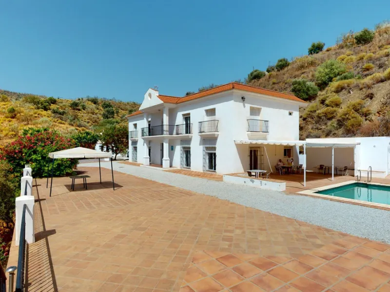 We present you this wonderful hotel/B&B close to the charming town of Macharaviaya. The property has a plot of 18,313 m2. The hotel itself has 500 m2, perfect to realize your dream of owning a B&B or a hotel. When you enter the building, you will find you